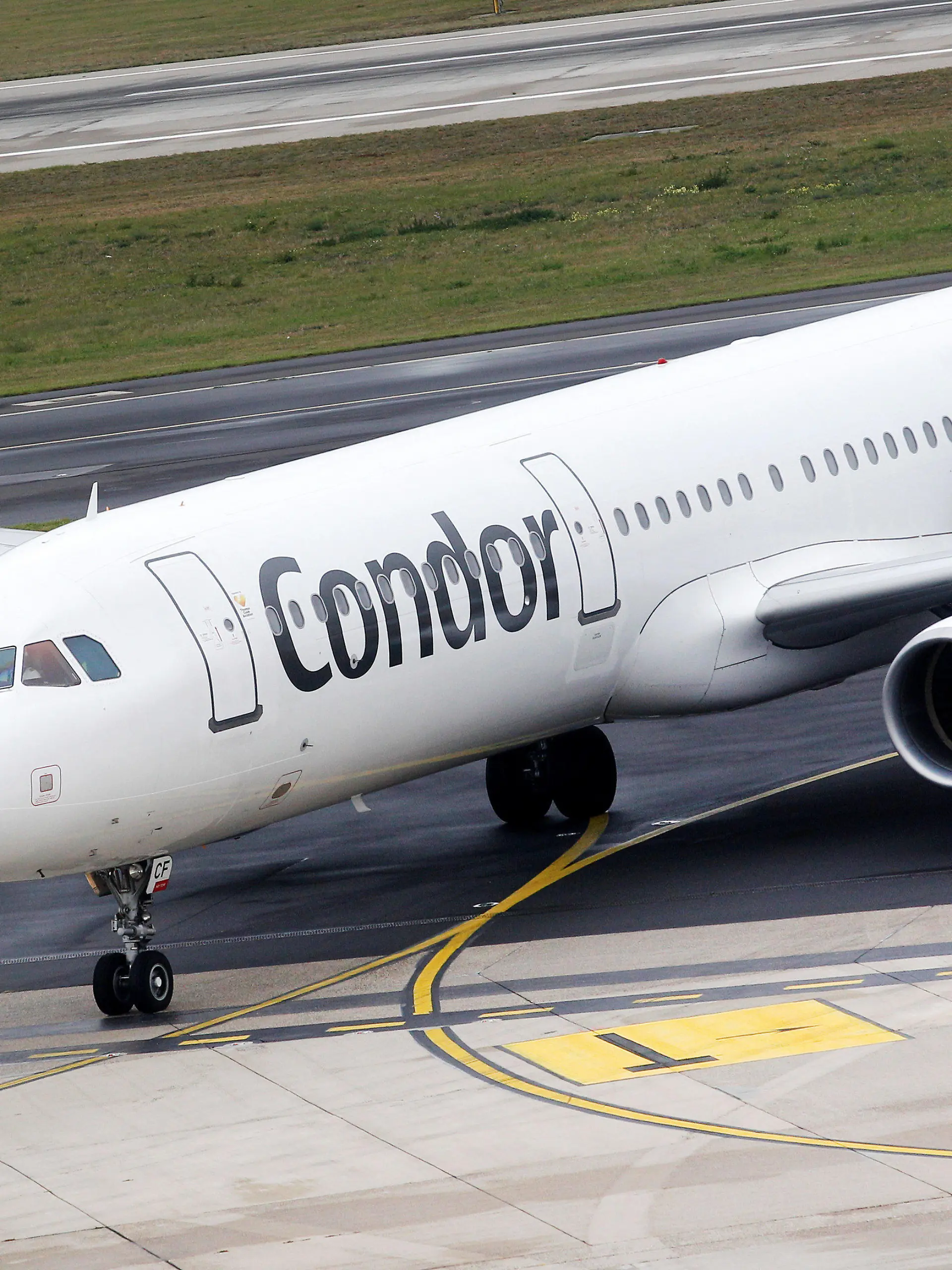ARCHIV - 23.09.2019, Nordrhein-Westfalen, Düsseldorf: Ein Flugzeug der Fluggesellschaft Condor rollt am Düsseldorfer Flughafen zu seiner Parkposition. (Zu dpa «Kreise: Neue Staatshilfen für Condor geplant») Foto: Roland Weihrauch/dpa +++ dpa-Bildfunk +++