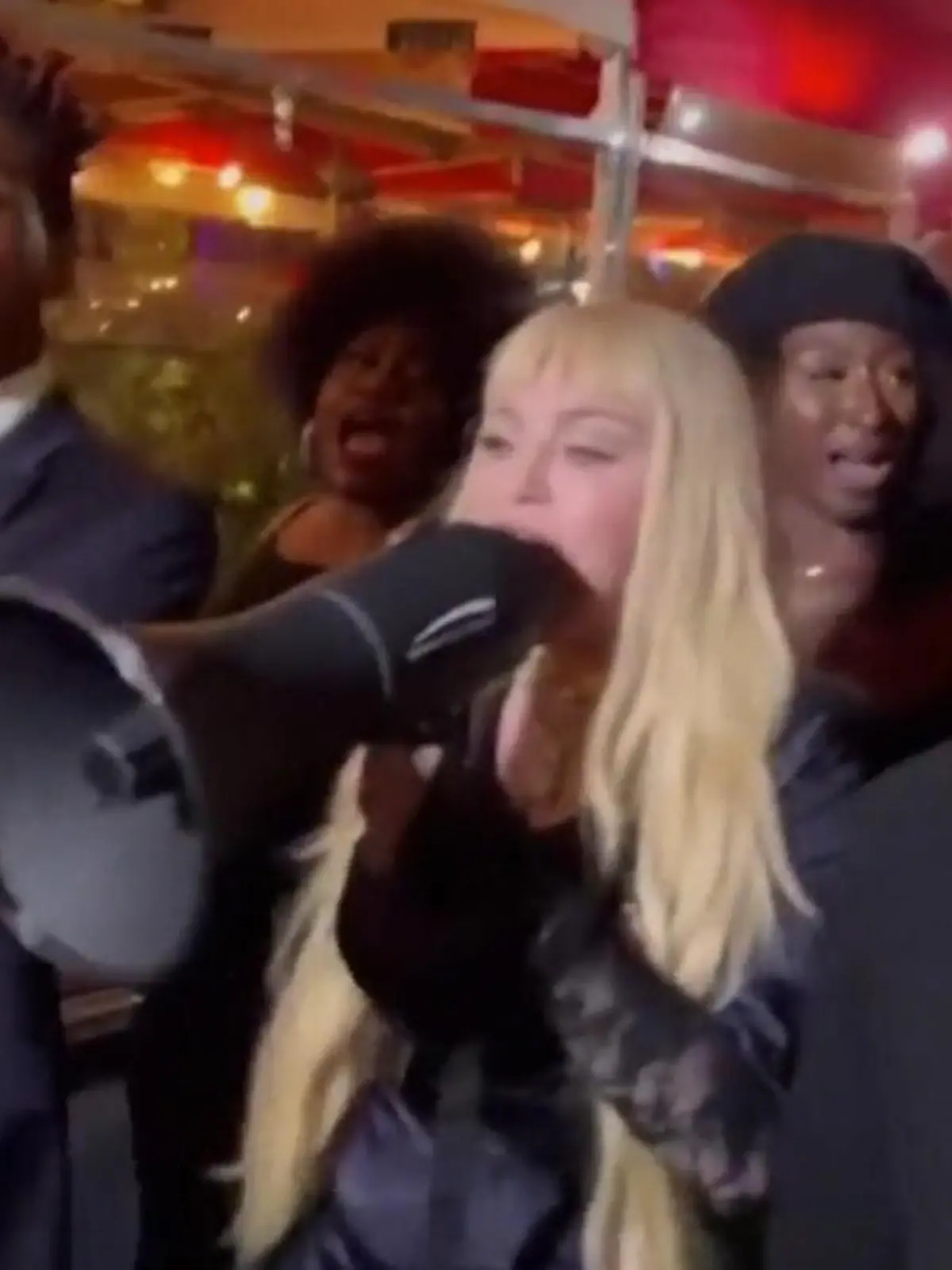 Bild zu: "Madonna zieht mit Musik-Parade durch Harlem"