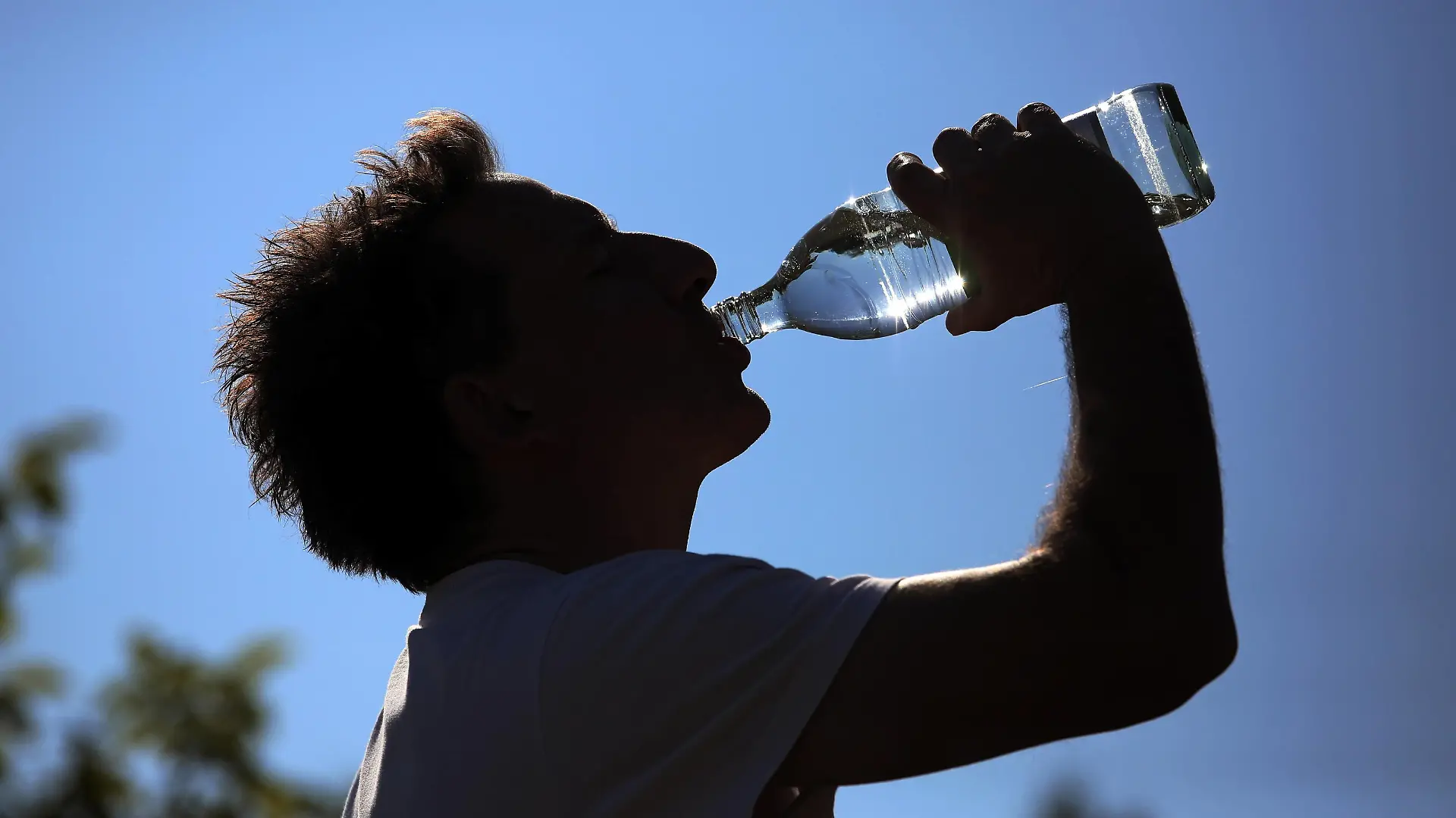 30.09.2018, Ingelheim, Rheinland-Pfalz, GER - Silhouette, Mann trinkt Wasser aus einer Glasflasche. (40-50 Jahre, alkoholfrei, Alltag, aus der Flasche, aussen, Aussenaufnahme, Dehydration, dehydriert, deutsch, Deutschland, Durst, Durst loeschen, durstig, Durstloescher, erfrischen, erfrischend, Erfrischung, Ernaehrung, Essen und Trinken, Europa, europaeisch, Flasche, Fluessigkeit, Fluessigkeitsaufnahme, Freisteller, Freizeit, Gegenlicht, Gegenlichtaufnahme, Gesellschaft, Getraenk, gierig, Glasflasche, heiss, Hitze, Ingelheim, Jahreszeit, Mann, Mehrweg, Mensch, Mineralwasser, Mineralwasserflasche, Person, QF, Querformat, Rheinland-Pfalz, Schattenriss, Scherenschnitt, Silhouette, Sommer, trinken, trinkend, trinkt, Trinkwasser, Umriss, Wasser, Wasserflasche, Westeuropa, Wirtschaft) 180930D022WESTERBERG.JPG *** 30 09 2018 Ingelheim Rhineland
