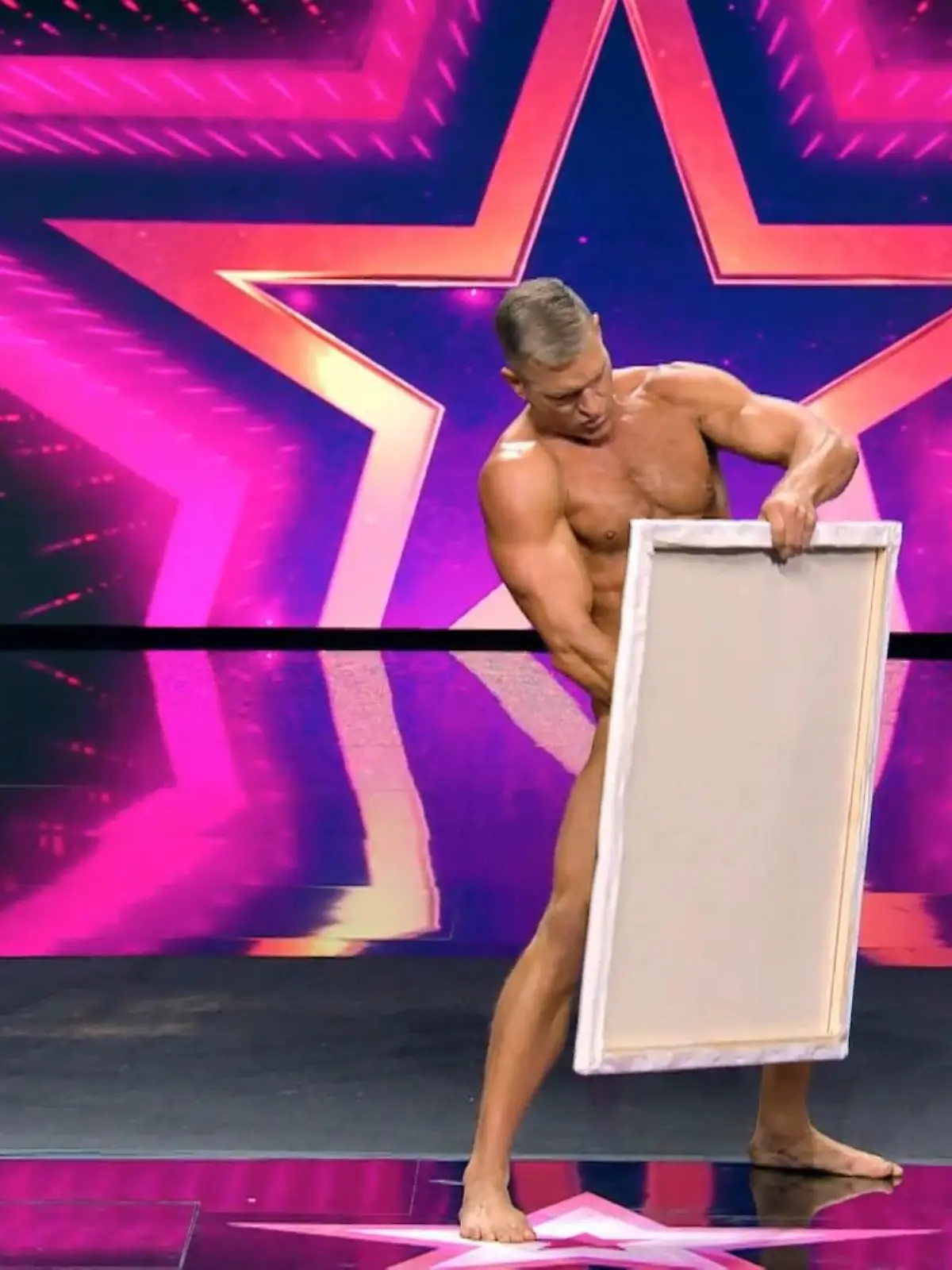 Bild zu: "Dieser Supertalent-Kandidat malt mit seinem Penis"