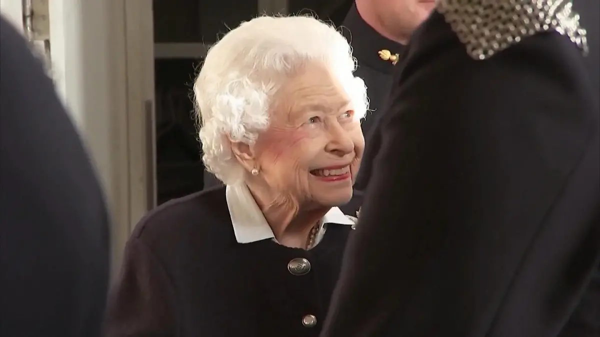 So fröhlich haben wir die Queen lange nicht gesehen Gute Laune bei der Monarchin