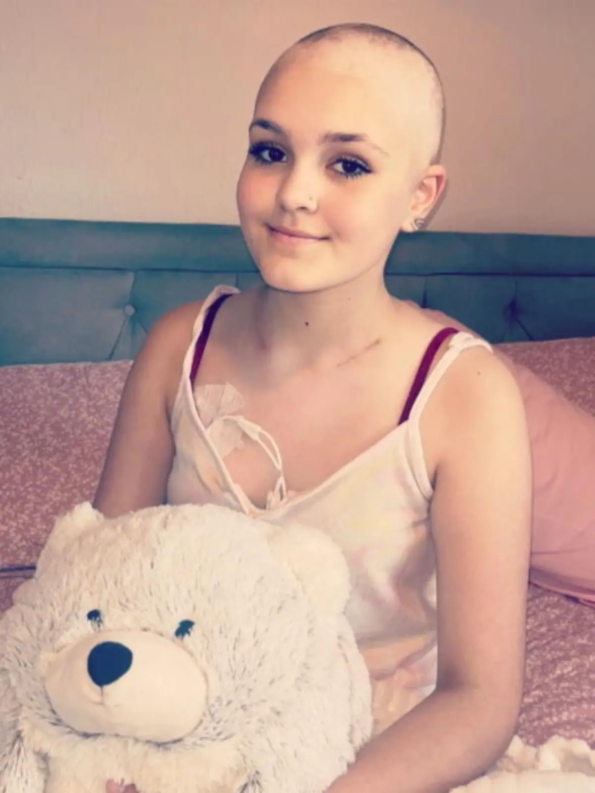 Ihre Haut juckt, die Lymphknoten sind geschwollen und Imogen ist ständig müde. Ebenfalls auffällig: der immer wieder auftretende Nachtschweiß. Was hat die 12-Jährige bloß? Ärzte denken, es handele sich um eine einfache Viruserkrankung. Doch in Wirklichkeit ist es Krebs.