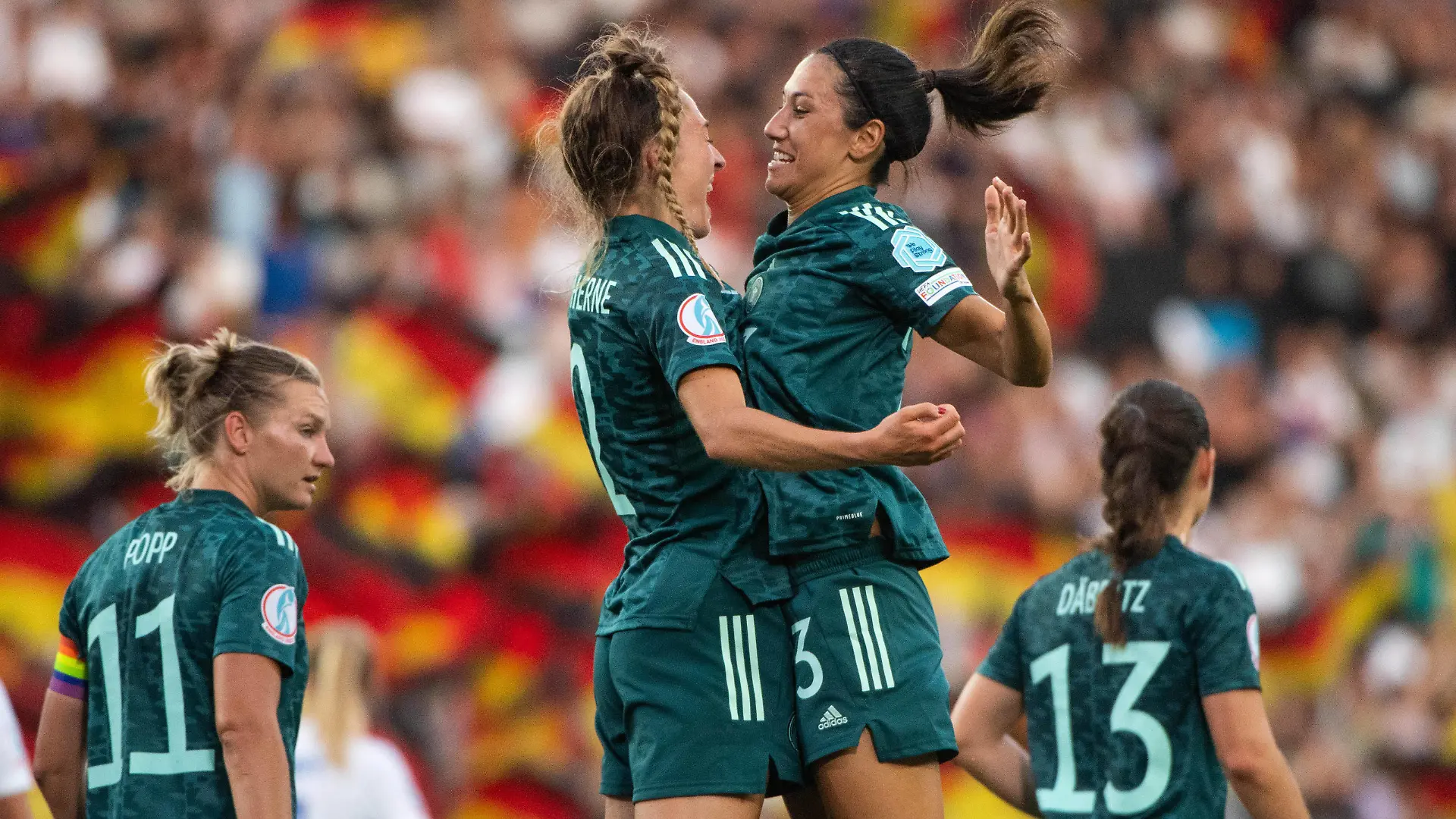 Sara Doorsoun-Khajeh Deutschland 23, Sophia Kleinherne Deutschland 2 jubeln ueber das Tor zum 1:0, GBR, Deutschland vs. Finnland, Fussball UEFA Womens EURO 2022, 16.07.2022, Gruppe B, 3. Spieltag GBR, Deutschland vs. Finnland, Fussball UEFA Womens EURO 2022, 16.07.2022, Gruppe B, 3. Spieltag *** Sara Doorsoun Khajeh Germany 23 , Sophia Kleinherne Germany 2 cheer over goal to 1 0, GBR, Germany vs Finland, Football UEFA Womens EURO 2022, 16 07 2022, Group B, Matchday 3 GBR, Germany vs Finland, Football UEFA Womens EURO 2022, 16 07 2022, Group B, Matchday 3 Copyright: xEibner/Memmlerx EP_MMR 