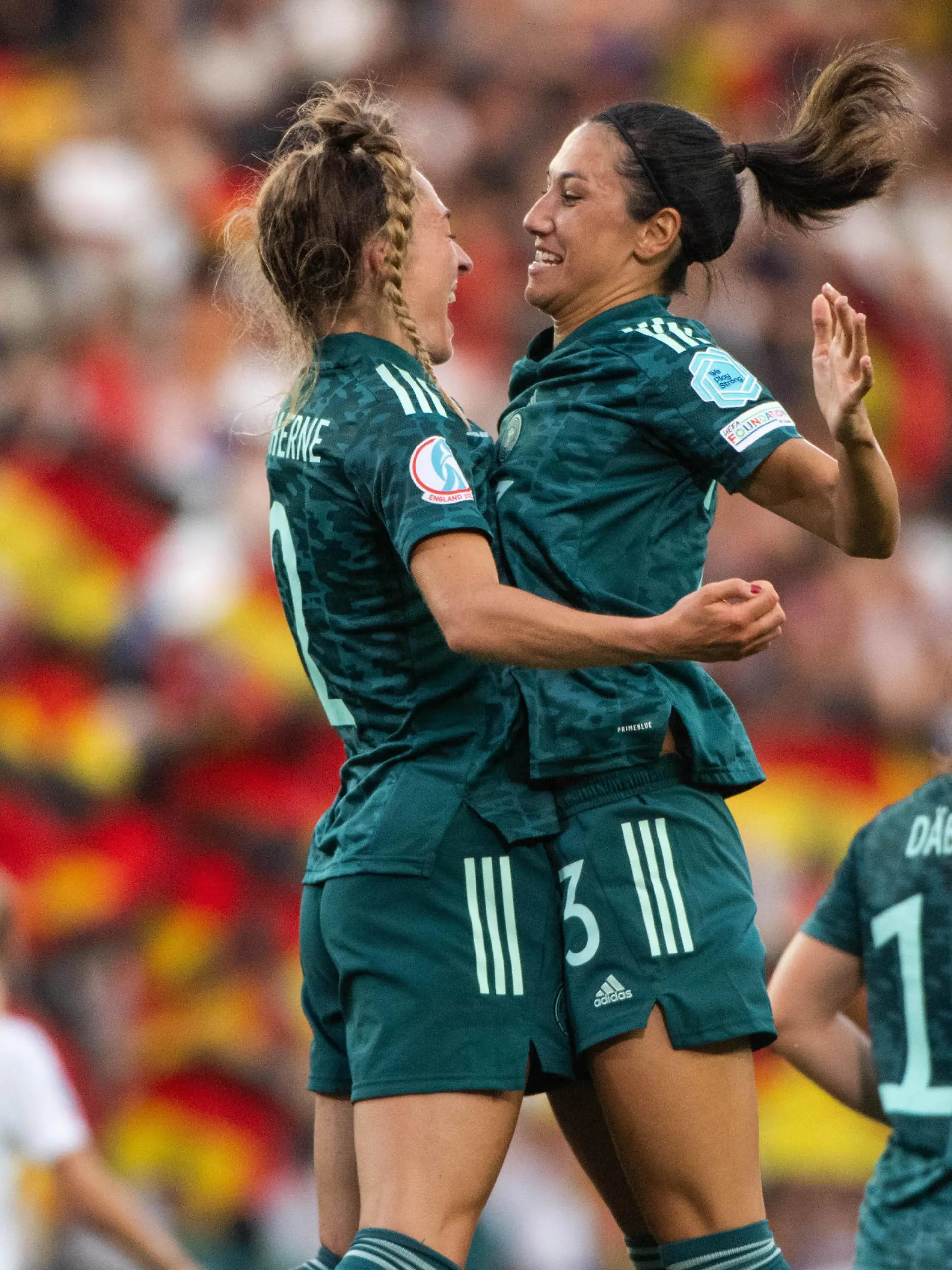Sara Doorsoun-Khajeh Deutschland 23, Sophia Kleinherne Deutschland 2 jubeln ueber das Tor zum 1:0, GBR, Deutschland vs. Finnland, Fussball UEFA Womens EURO 2022, 16.07.2022, Gruppe B, 3. Spieltag GBR, Deutschland vs. Finnland, Fussball UEFA Womens EURO 2022, 16.07.2022, Gruppe B, 3. Spieltag *** Sara Doorsoun Khajeh Germany 23 , Sophia Kleinherne Germany 2 cheer over goal to 1 0, GBR, Germany vs Finland, Football UEFA Womens EURO 2022, 16 07 2022, Group B, Matchday 3 GBR, Germany vs Finland, Football UEFA Womens EURO 2022, 16 07 2022, Group B, Matchday 3 Copyright: xEibner/Memmlerx EP_MMR 