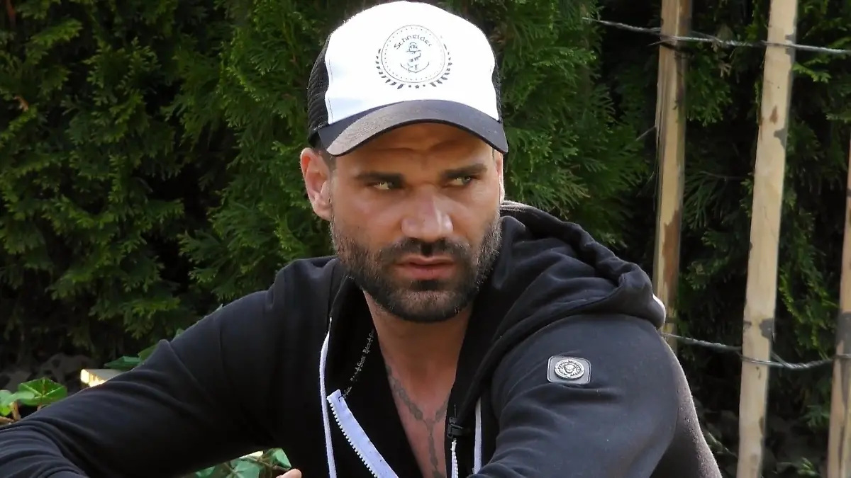 Mike kann sein Mola-Trauma nicht wirklich überwinden Talk-Runde im Sommerhaus