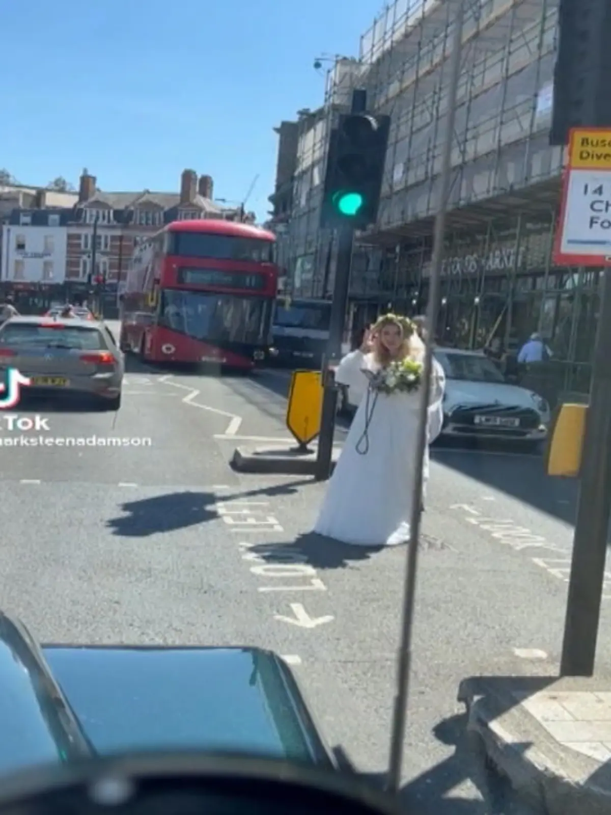 Es gibt ja Brautpaare, die machen einen mega Aufriss machen, wenn es drum geht WIE sie zu ihrer Hochzeit kommen: Die einen fahren auf den Motorrädern vor, die anderen mieten einen Oldtimer und wieder andere bestellen sich eine Kutsche. Diese Braut hat da weniger Ansprüche, sie will einfach nur ankommen. Wie ist ganz egal, deswegen wählt sie den unkonventionellen Weg: per Anhalter.
Klingt unglaublich? Ist es auch - warum, zeigen wir im Video!