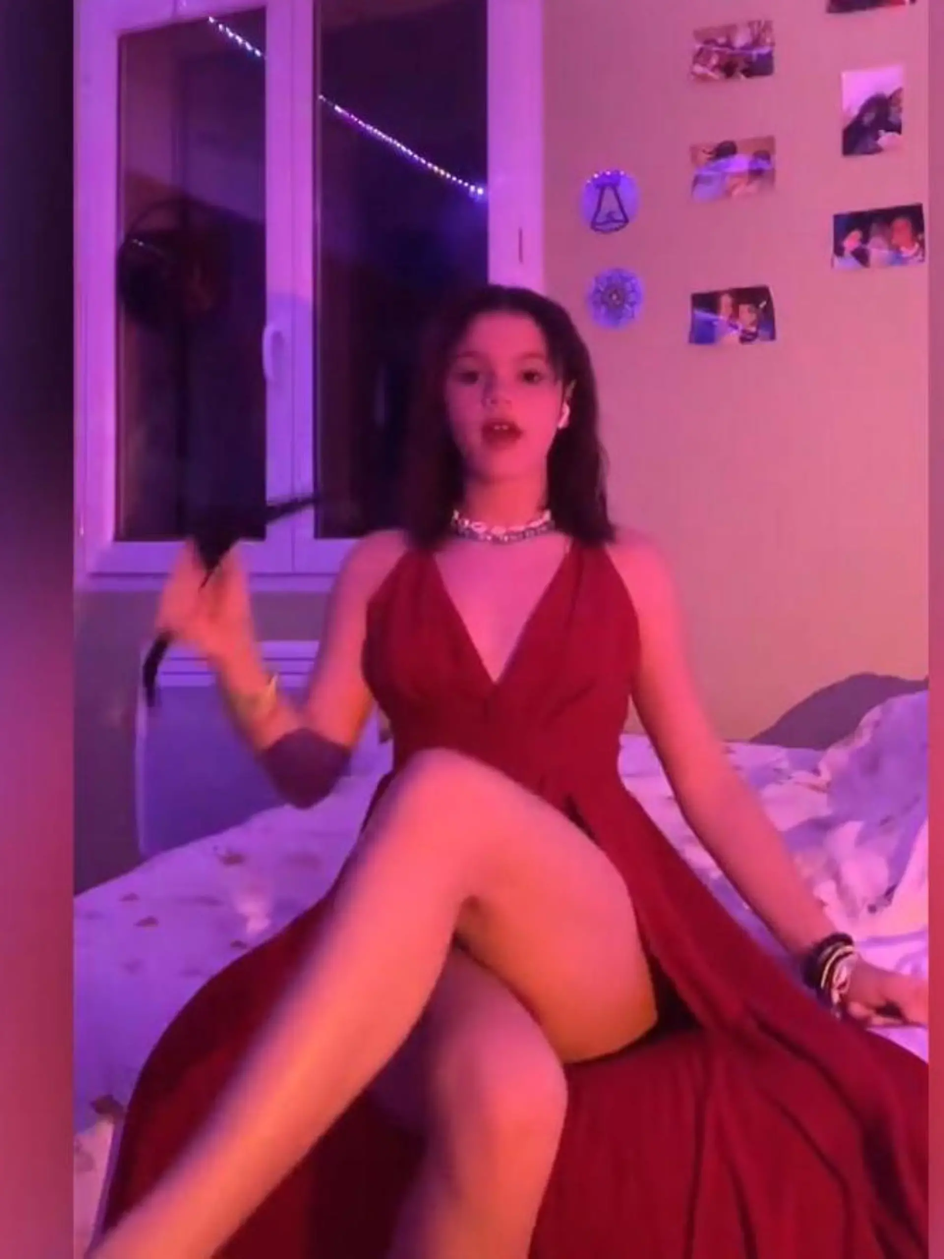Was haben Kleiderbügel mit Menschenrechten zu tun? Eine ganze Menge! Auf TikTok trenden gerade Videos, in denen junge Frauen mit Kleiderbügeln zu sehen sind, erst in gemütlicher Kleidung, dann in Abendgarderobe. Dazu spielt der Song „My body, my choice“. Doch hinter dem ganz gewöhnlich anmutenden Fashion-Trend steckt eine ernste Botschaft.