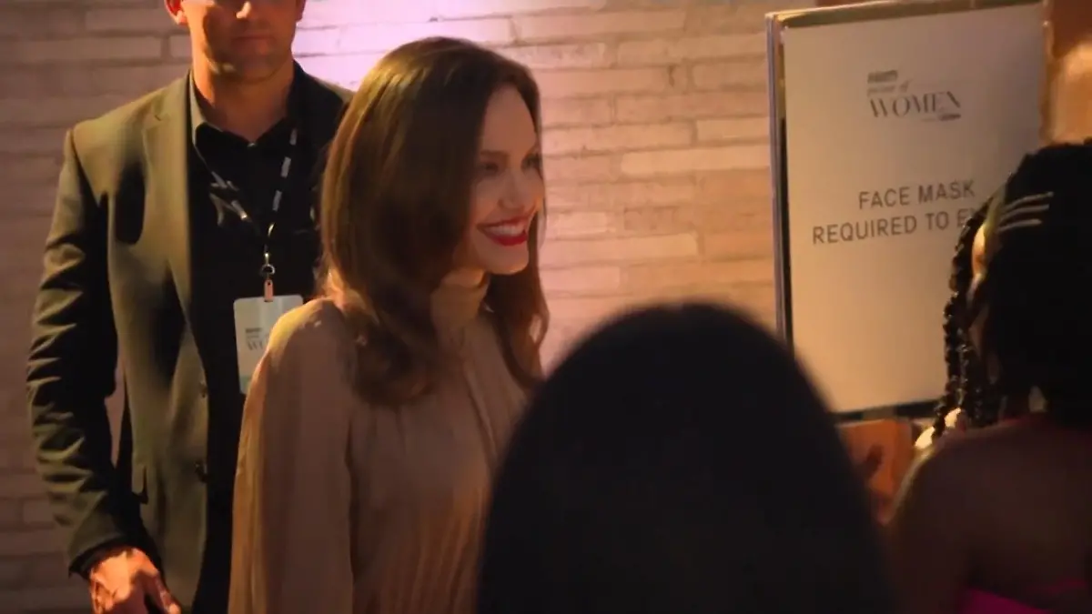 Angelina Jolie mit Tochter Zahara auf dem roten Teppich Preisvergabe an Amanda Gorman