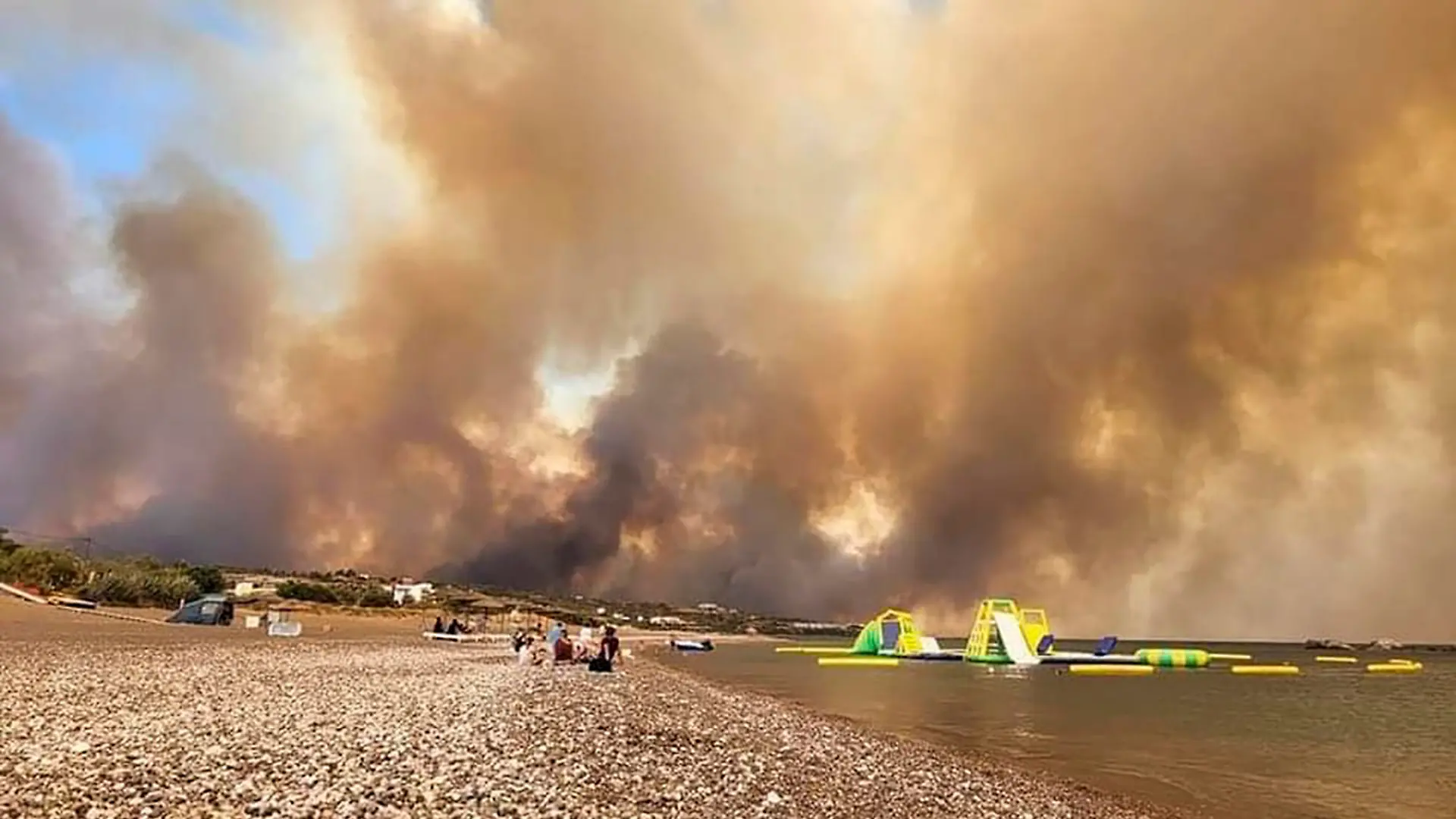 dpatopbilder - 22.07.2023, Griechenland, Rhodos: Dichte Rauchwolken eines Waldbrandes steigen auf der griechischen Insel Rhodos in den Himmel. Ein Großbrand auf der griechischen Insel Rhodos, der bereits den fünften Tag andauert, hat die Behörden gezwungen, die Evakuierung von vier Orten, darunter zwei Badeorte, anzuordnen. Foto: uncredited/Rhodes.Rodos/AP/dpa +++ dpa-Bildfunk +++