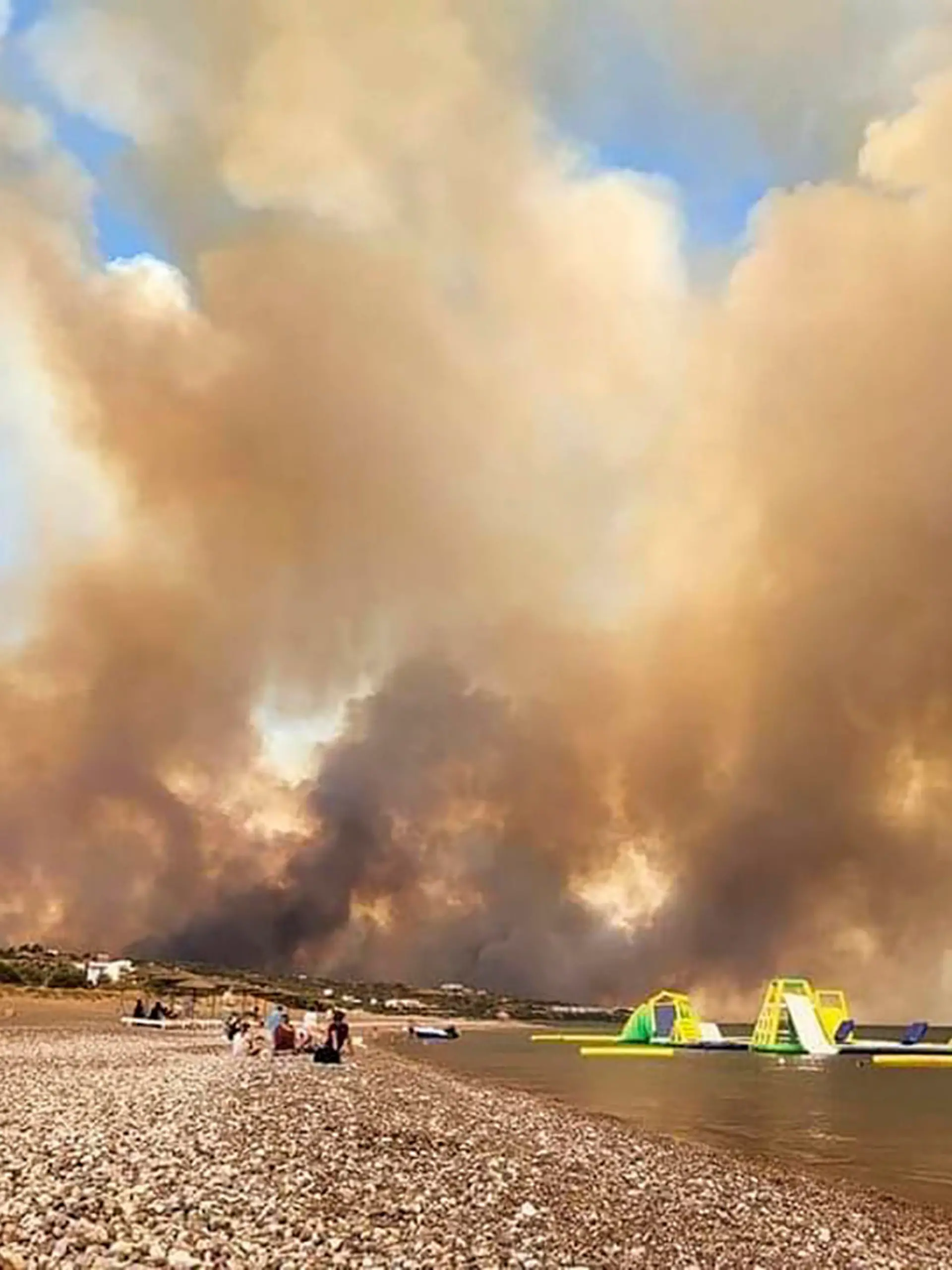 dpatopbilder - 22.07.2023, Griechenland, Rhodos: Dichte Rauchwolken eines Waldbrandes steigen auf der griechischen Insel Rhodos in den Himmel. Ein Großbrand auf der griechischen Insel Rhodos, der bereits den fünften Tag andauert, hat die Behörden gezwungen, die Evakuierung von vier Orten, darunter zwei Badeorte, anzuordnen. Foto: uncredited/Rhodes.Rodos/AP/dpa +++ dpa-Bildfunk +++