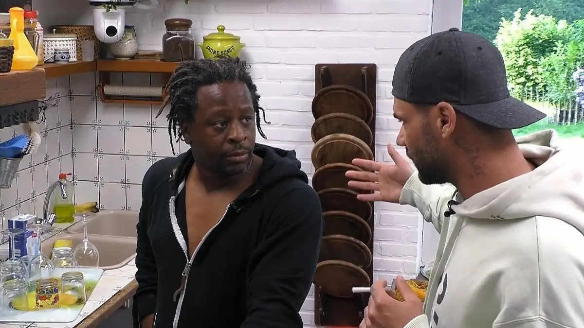 Mike Cees-Monballijn nimmt sich Mola Adebisi zur Brust Klärungsbedarf im Sommerhaus