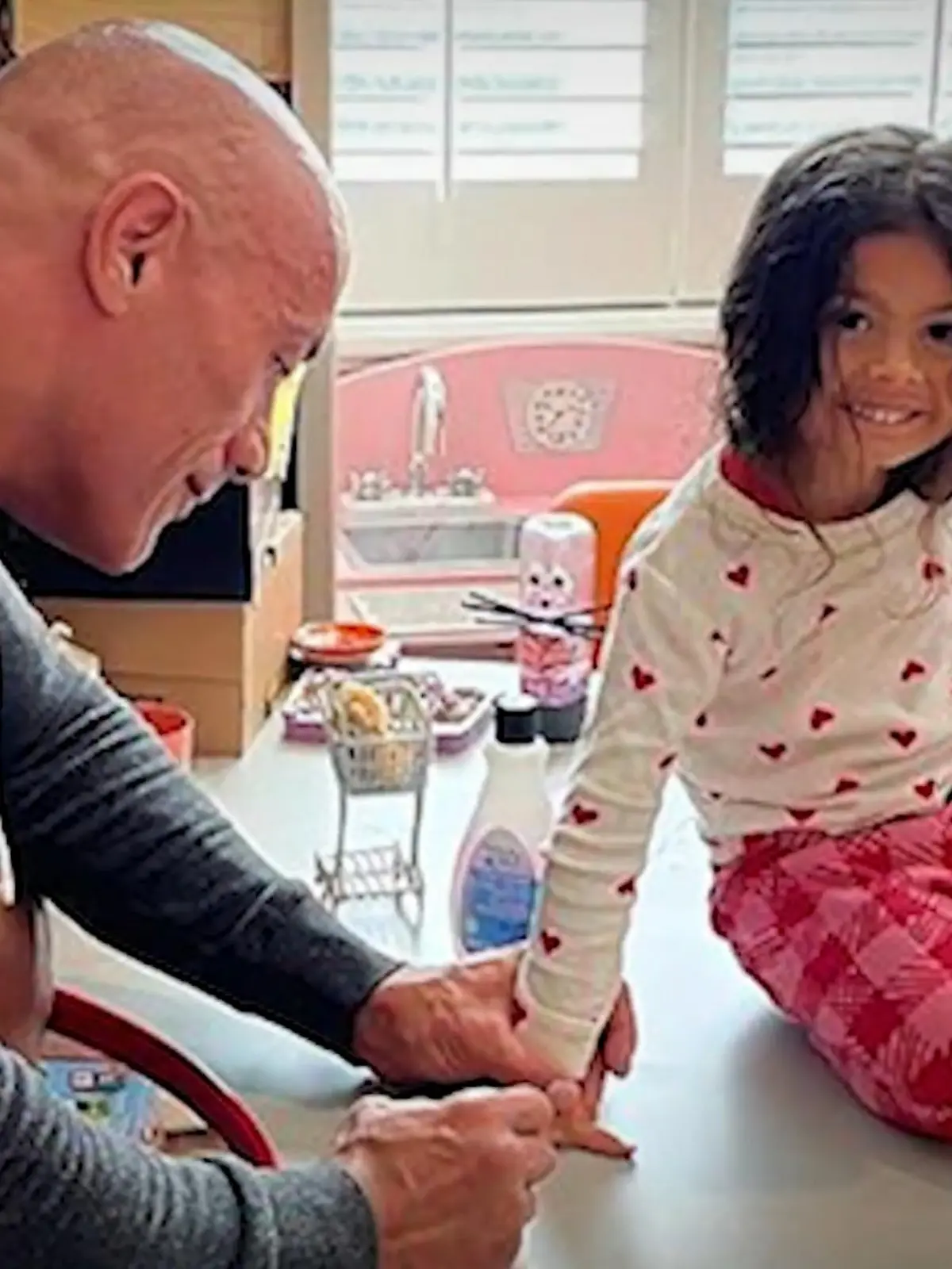 Bild zu: "Dwayne Johnson lackiert Tochter die Nägel"