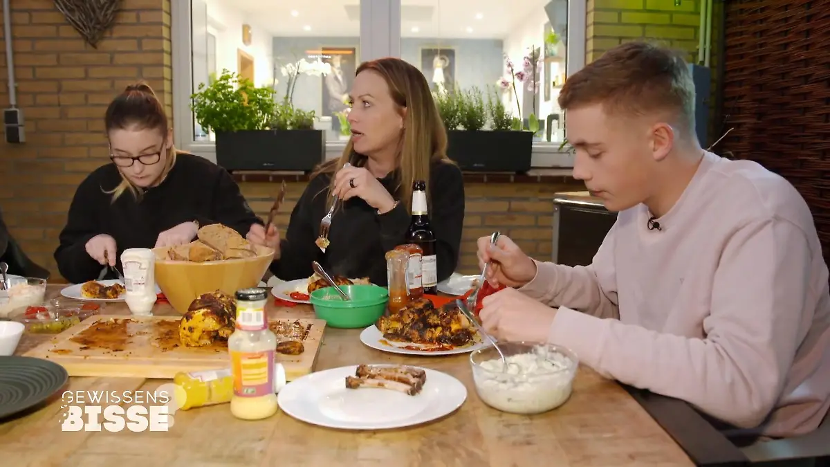 Die Ehmanns genießen das Huhn immer noch mit den Haustieren im Hintergrund