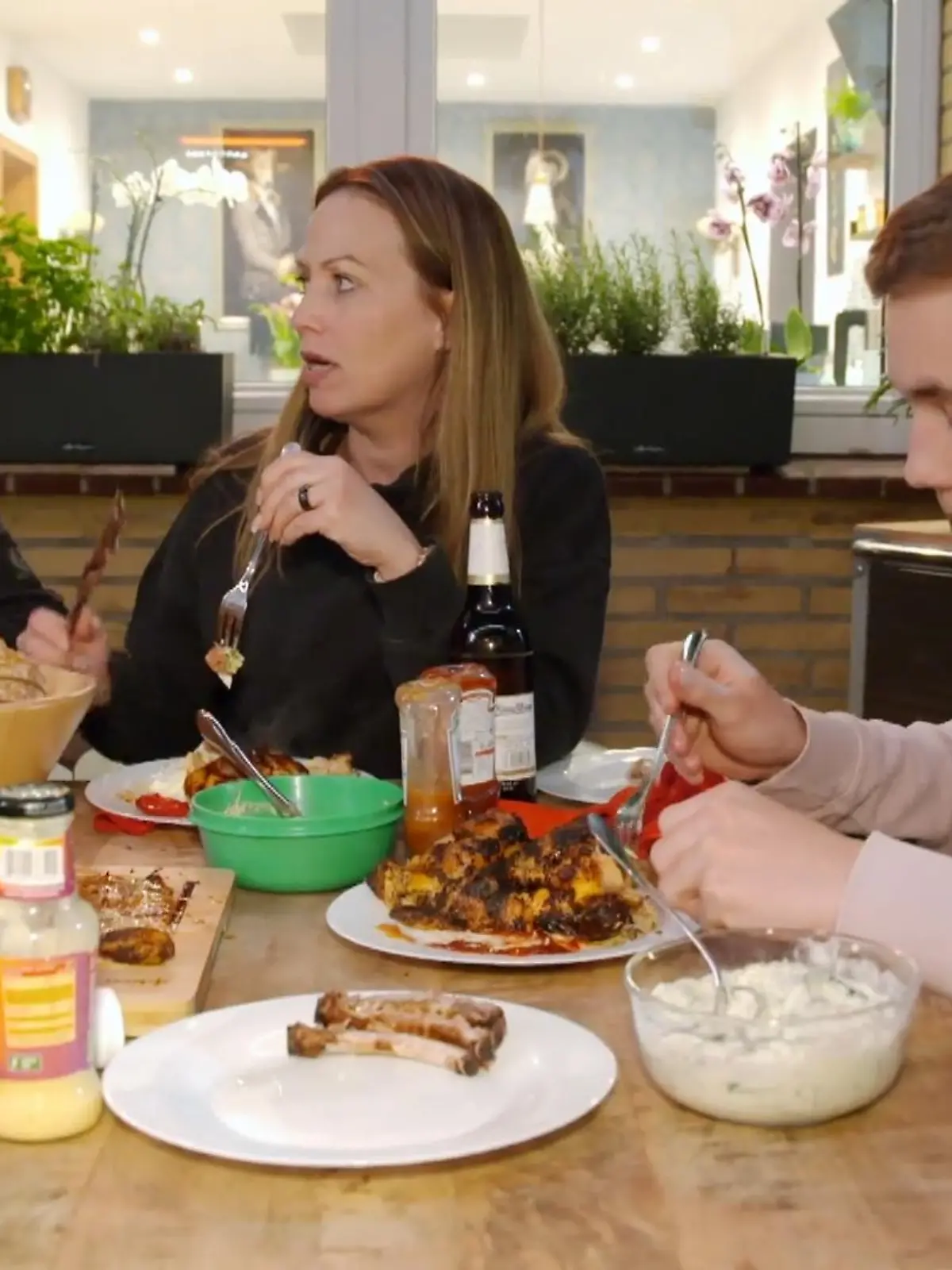 Bild zu: "Noch genießen die Ehmanns das Hühnchen"