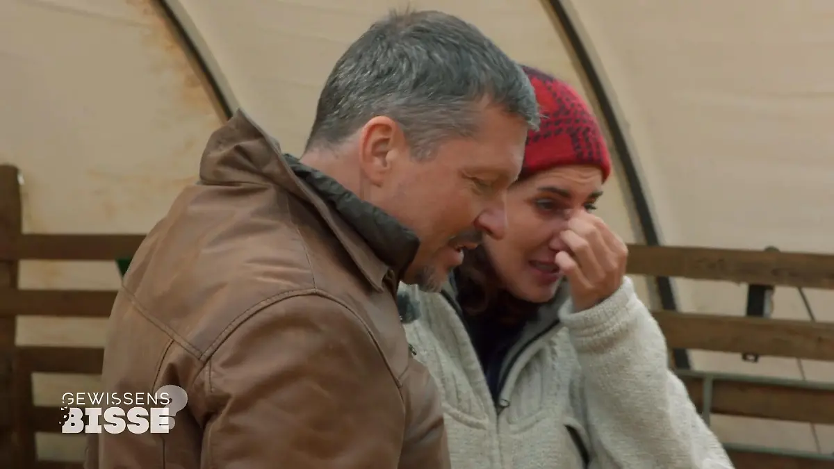 Alice Krüger kommen die Tränen der dramatischen Lammgeburt