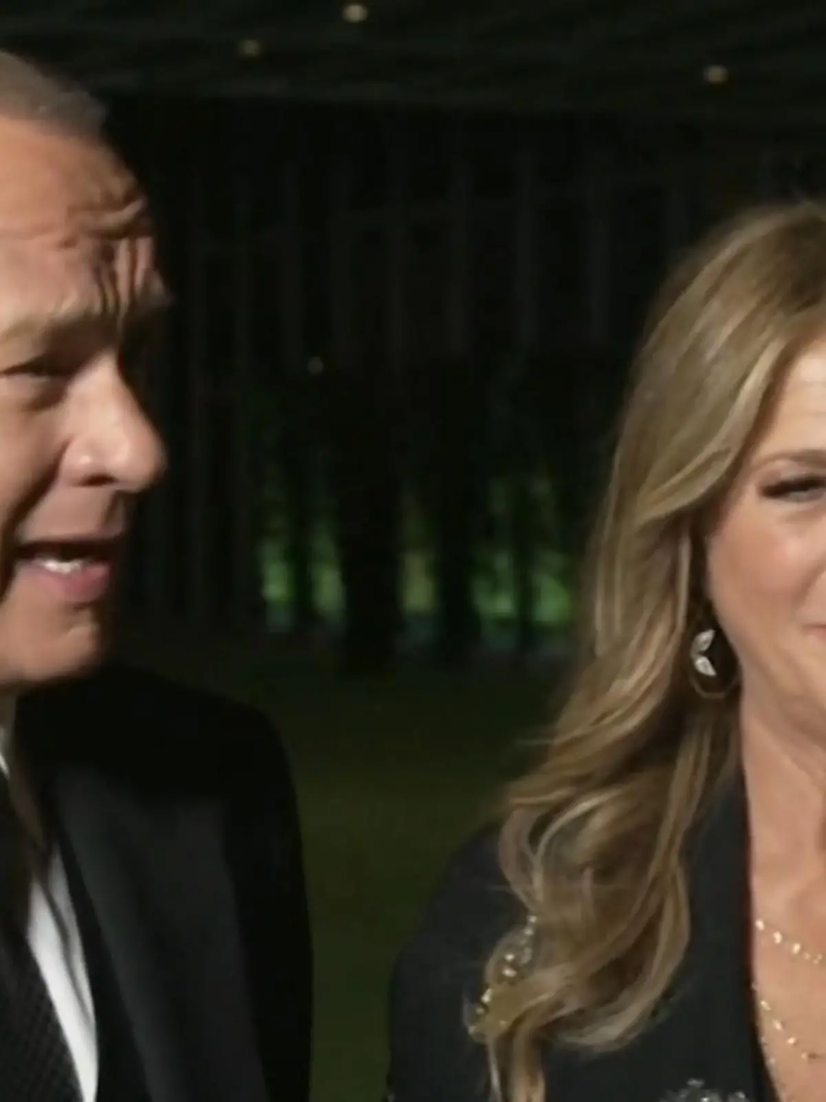Bild zu: "Tom Hanks mit Ehefrau Rita auf Museumseröffnung"