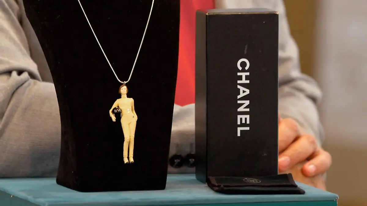 Lola verkauft Schmuck von Chanel In Form von Keira Kneightly