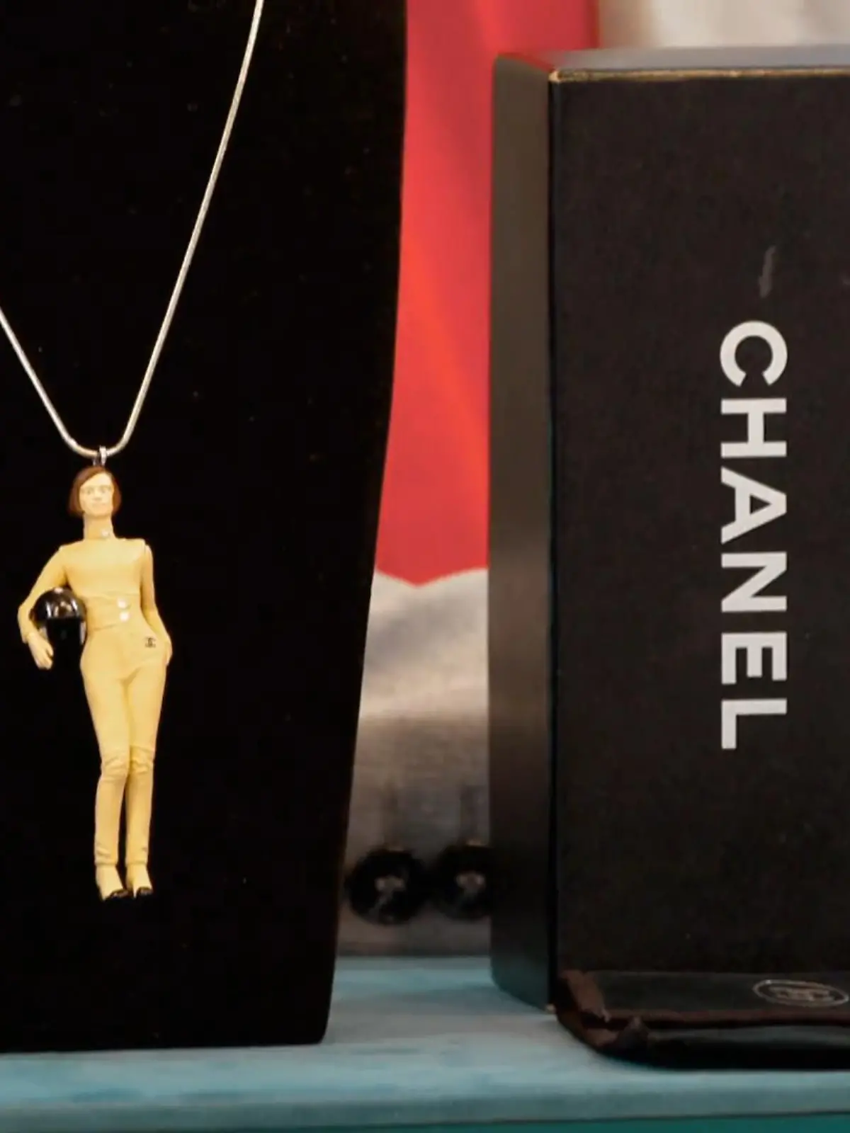 Bild zu: "Lola verkauft Schmuck von Chanel"