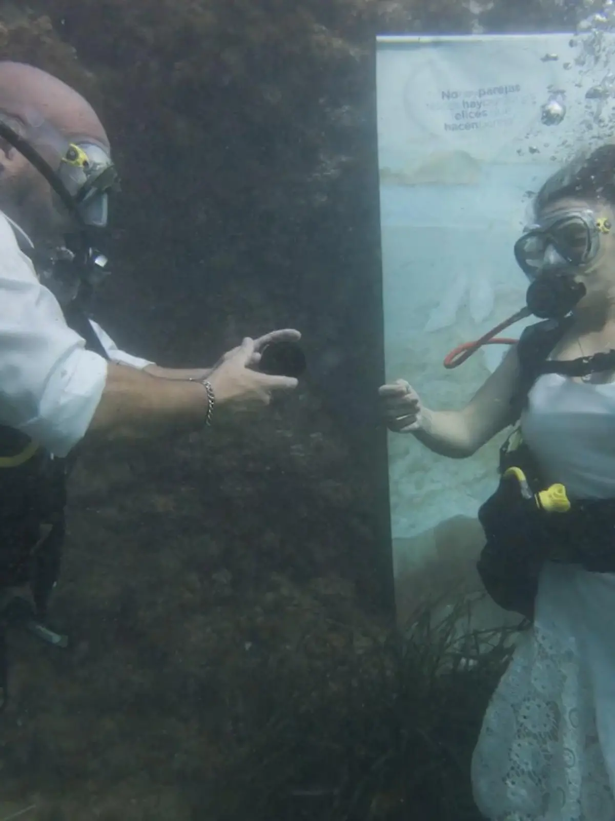Hochzeit unter Wasser.
