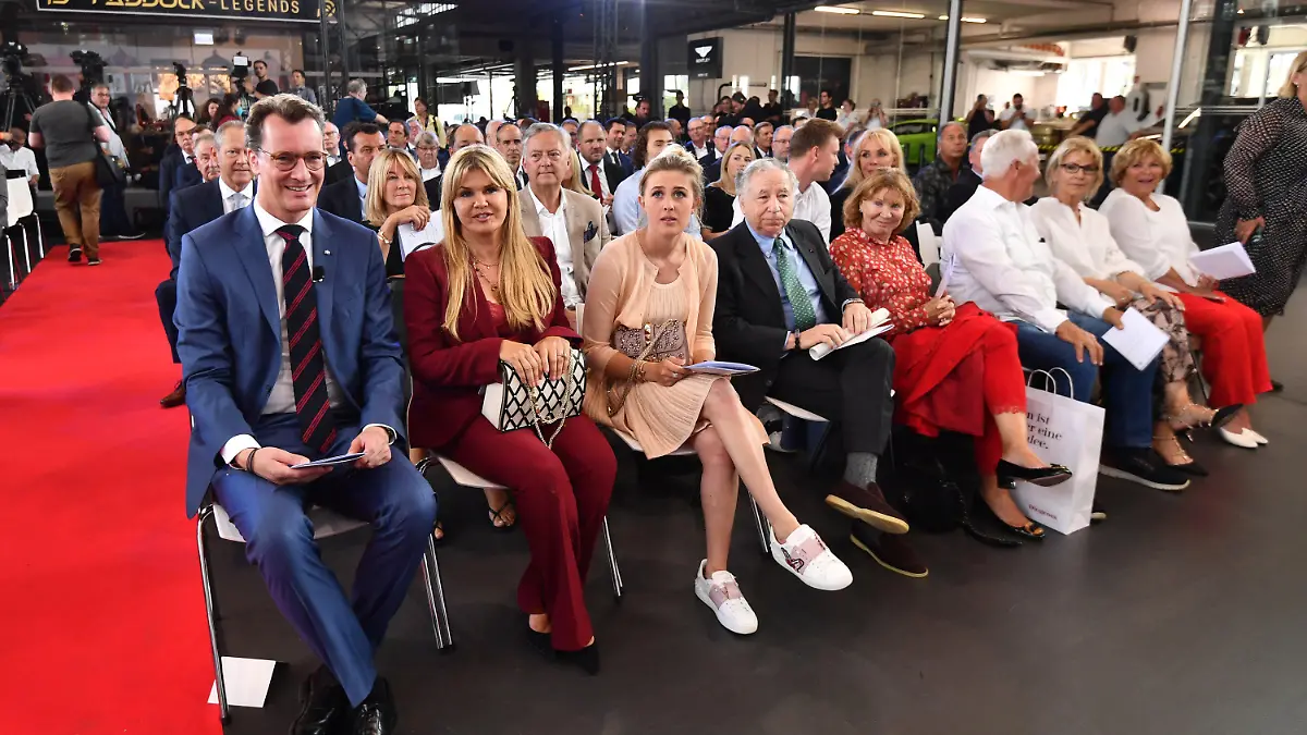 20.07.2022, Nordrhein-Westfalen, Köln: Hendrik Wüst (CDU, l-r), Ministerpräsident von Nordrhein-Westfalen, Corinna Schumacher, Ehefrau des Formel-1-Rekordweltmeisters, Gina Schumacher, Tochter des Formel-1-Rekordweltmeisters und Jean Todt, ehemaliger Formel-1-Teamchef, Schumachers langjähriger Formel-1-Wegbegleiter und guter Freund, bei der Auszeichnung Michael Schumachers mit dem Staatspreis von Nordrhein-Westfalen. Formel-1-Rekordweltmeister Schumacher wird mit dem Staatspreis des Landes Nordrhein-Westfalen ausgezeichnet. Foto: Marius Becker/dpa +++ dpa-Bildfunk +++