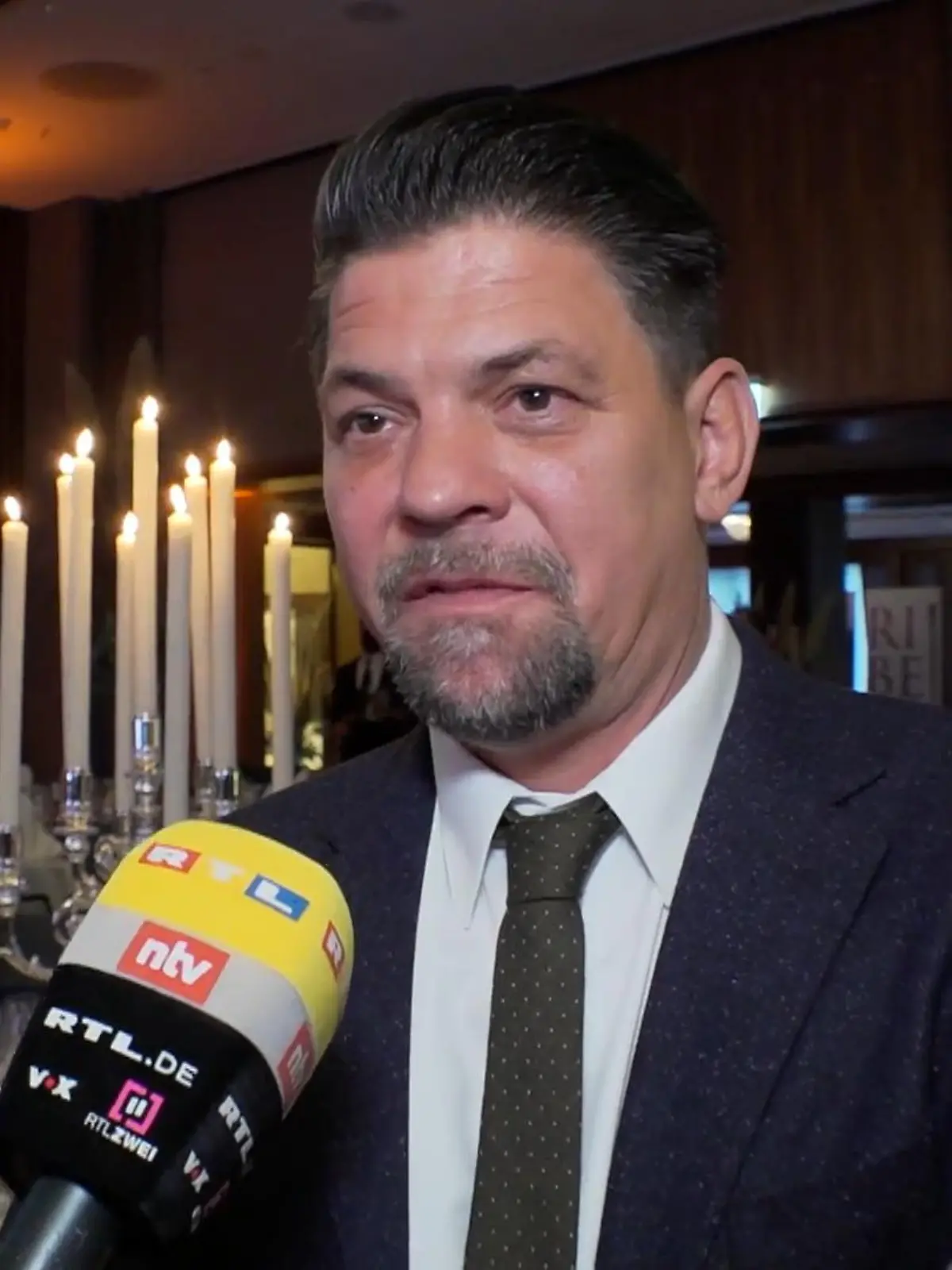 Bild zu: "Tim Mälzer bekommt einen Preis verliehen. Aber Steffen Henssler auch."