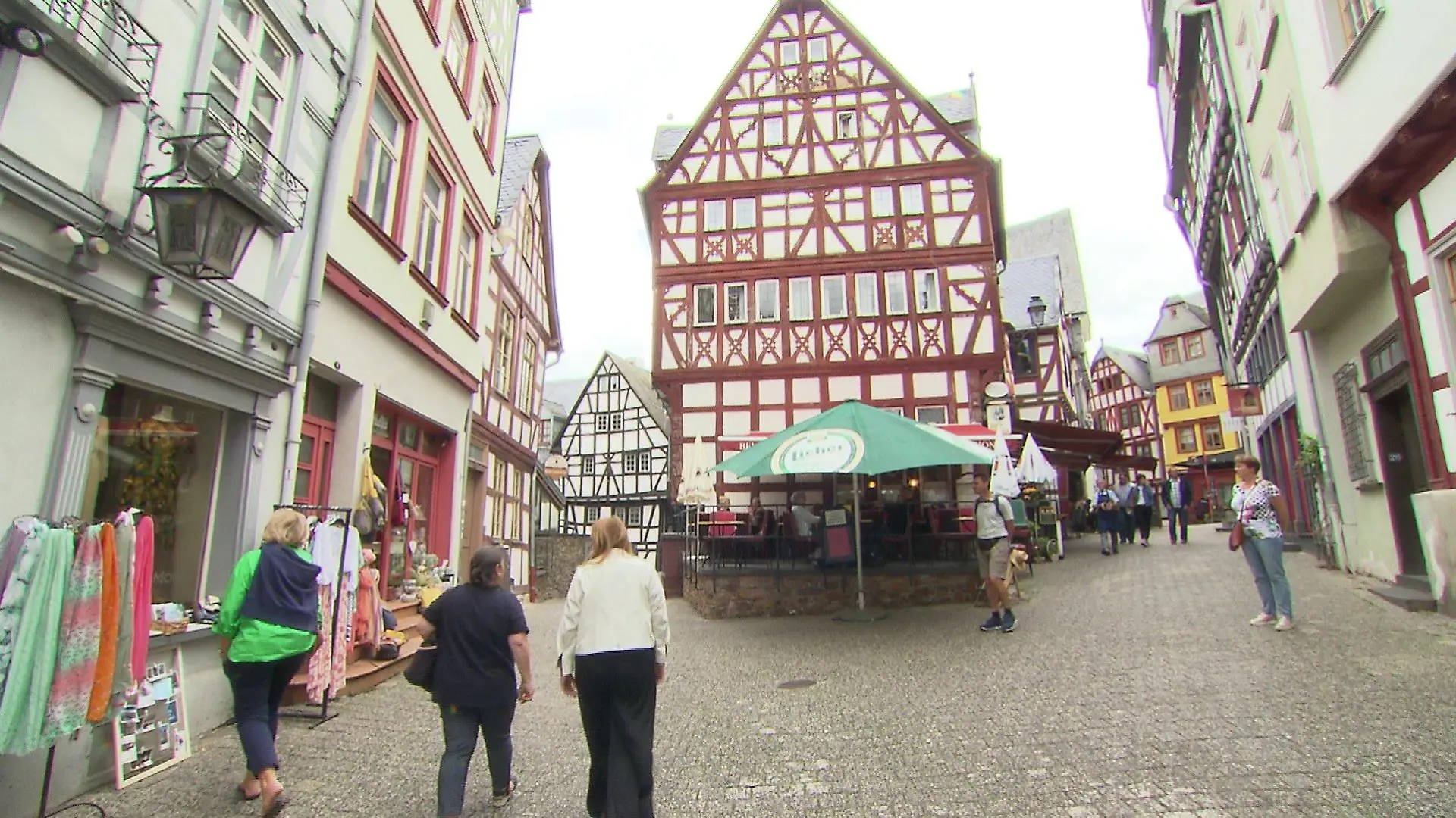 An dieser schmalen Stelle kamen die historischen "Säcker" in Limburg zum Einsatz - eine Berufsbezeichnung, die bei Einwohnern und Bäckern noch heute auf der Tagesordnung steht.