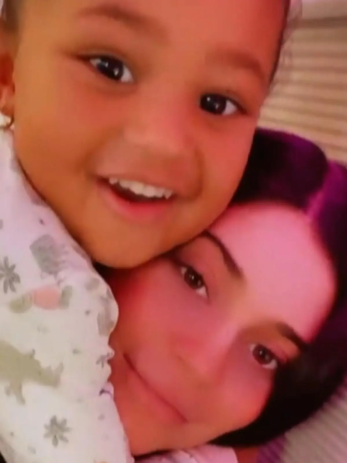 Bild zu: "Töchterchen Stormi ahmt Mama Kylie auf Instagram nach"