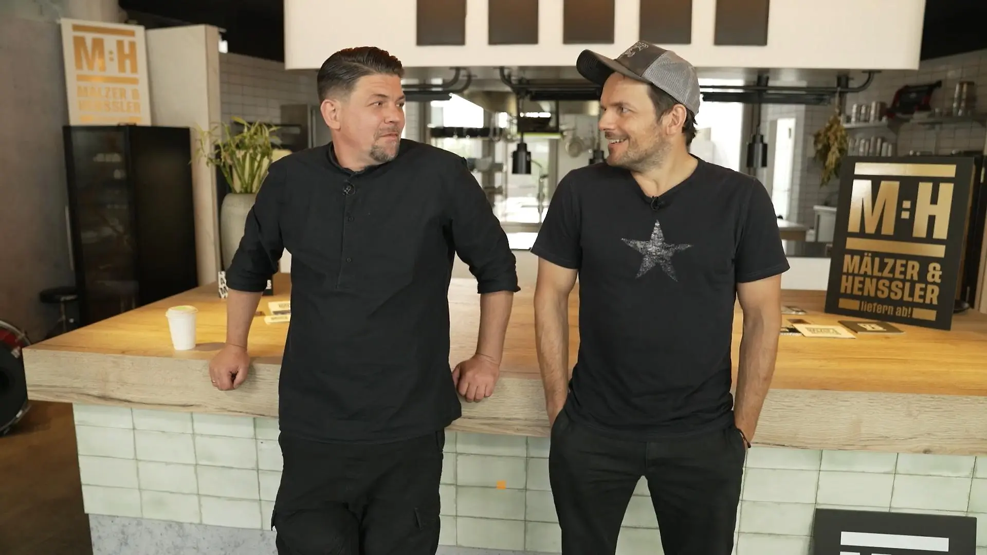 Tim Mälzer und Steffen Henssler haben sich richtig lieb "Mälzer und Henssler liefern ab!"