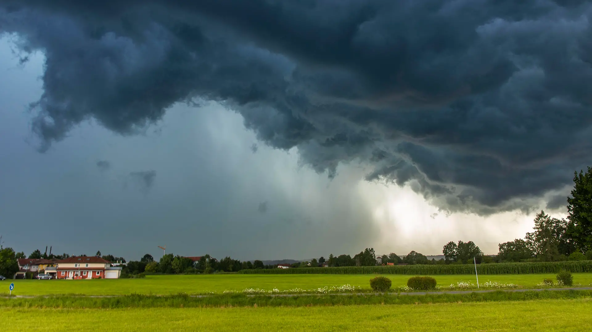 ID 353 Schon wieder Hochwasseralarm in Südbayern. Schwere Gewitter und Unwetter zogen über den Landkreis Miesbach hinweg. Die Unwetterfront zog von der Schweiz einmal quer über Südbayern. Die Feuerwehren sind aktuell im Dauereinsatz. Der Aufzug der Unwetterfront war bei Irschenberg ziemlich spektakulär. Neben größeren Hagelansammlungen gab es durch den kurzen aber heftigen Starkregen wieder Überschwemmungen. Flüsse führten Hochwasser. Die B 472 wurde an der Autobahnabfahrt überflutet. Die Feuerwehr stand bis zur Hüfte im Wasser. Autofahrer mussten durch überflutete Straßen fahren. Staatstraße 18 zwischen Grossswaig und Auerschmied verschüttete eine Mure die Straße. Schwere Technik war im Einsatz, musste die Straße wieder
