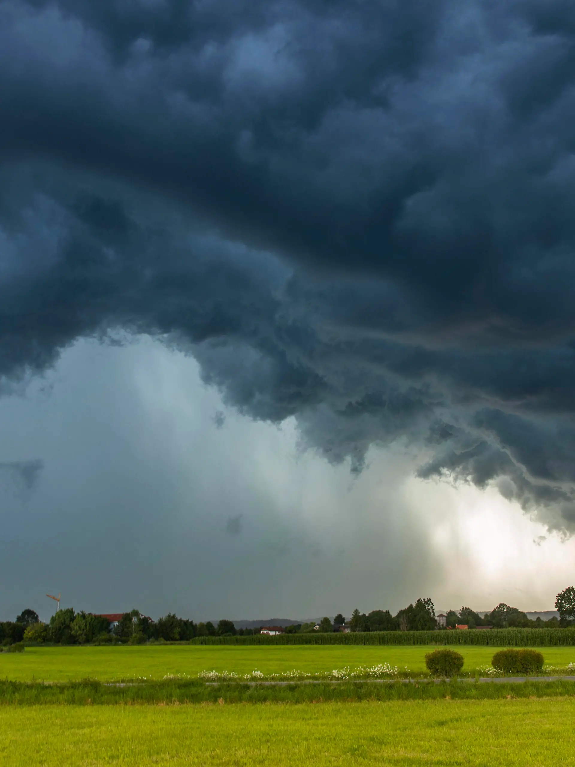  ID 353 Schon wieder Hochwasseralarm in Südbayern. Schwere Gewitter und Unwetter zogen über den Landkreis Miesbach hinweg. Die Unwetterfront zog von der Schweiz einmal quer über Südbayern. Die Feuerwehren sind aktuell im Dauereinsatz. Der Aufzug der Unwetterfront war bei Irschenberg ziemlich spektakulär. Neben größeren Hagelansammlungen gab es durch den kurzen aber heftigen Starkregen wieder Überschwemmungen. Flüsse führten Hochwasser. Die B 472 wurde an der Autobahnabfahrt überflutet. Die Feuerwehr stand bis zur Hüfte im Wasser. Autofahrer mussten durch überflutete Straßen fahren. Staatstraße 18 zwischen Grossswaig und Auerschmied verschüttete eine Mure die Straße. Schwere Technik war im Einsatz, musste die Straße wieder