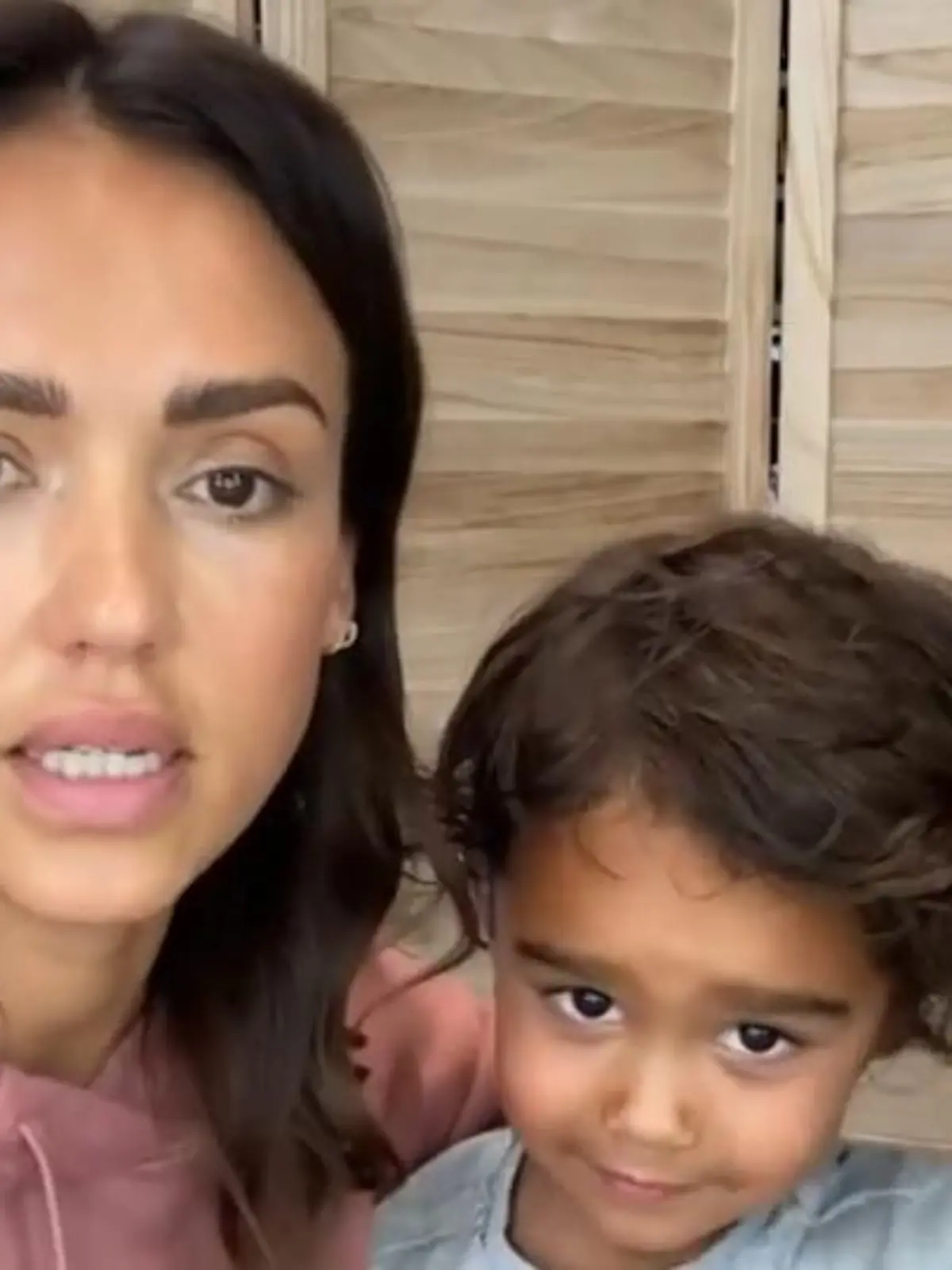 Bild zu: "Hier wird Jessica Alba von ihrem Sohn geschminkt"