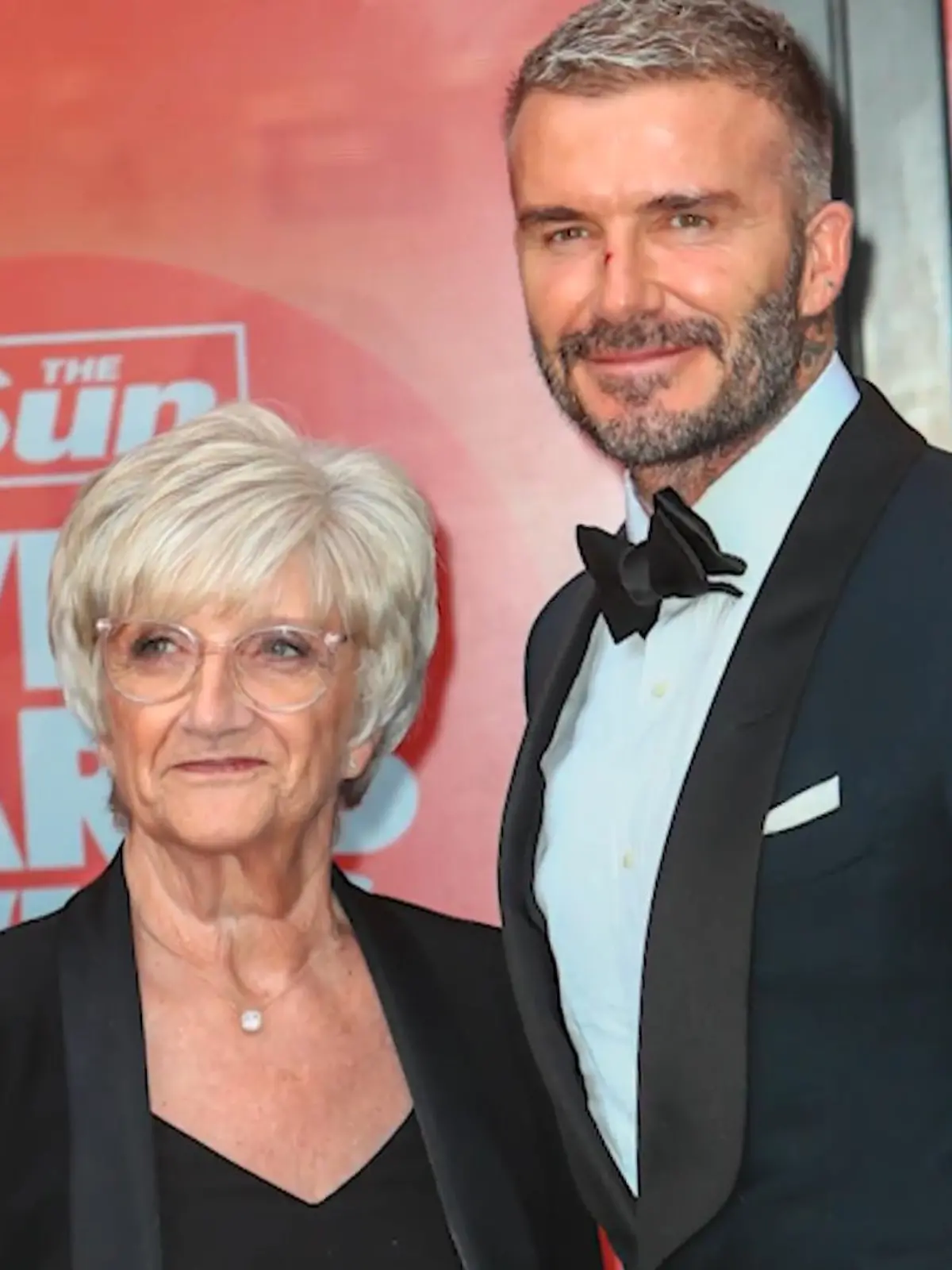 Bild zu: "Davids Mama mit Beckham im Rampenlicht"