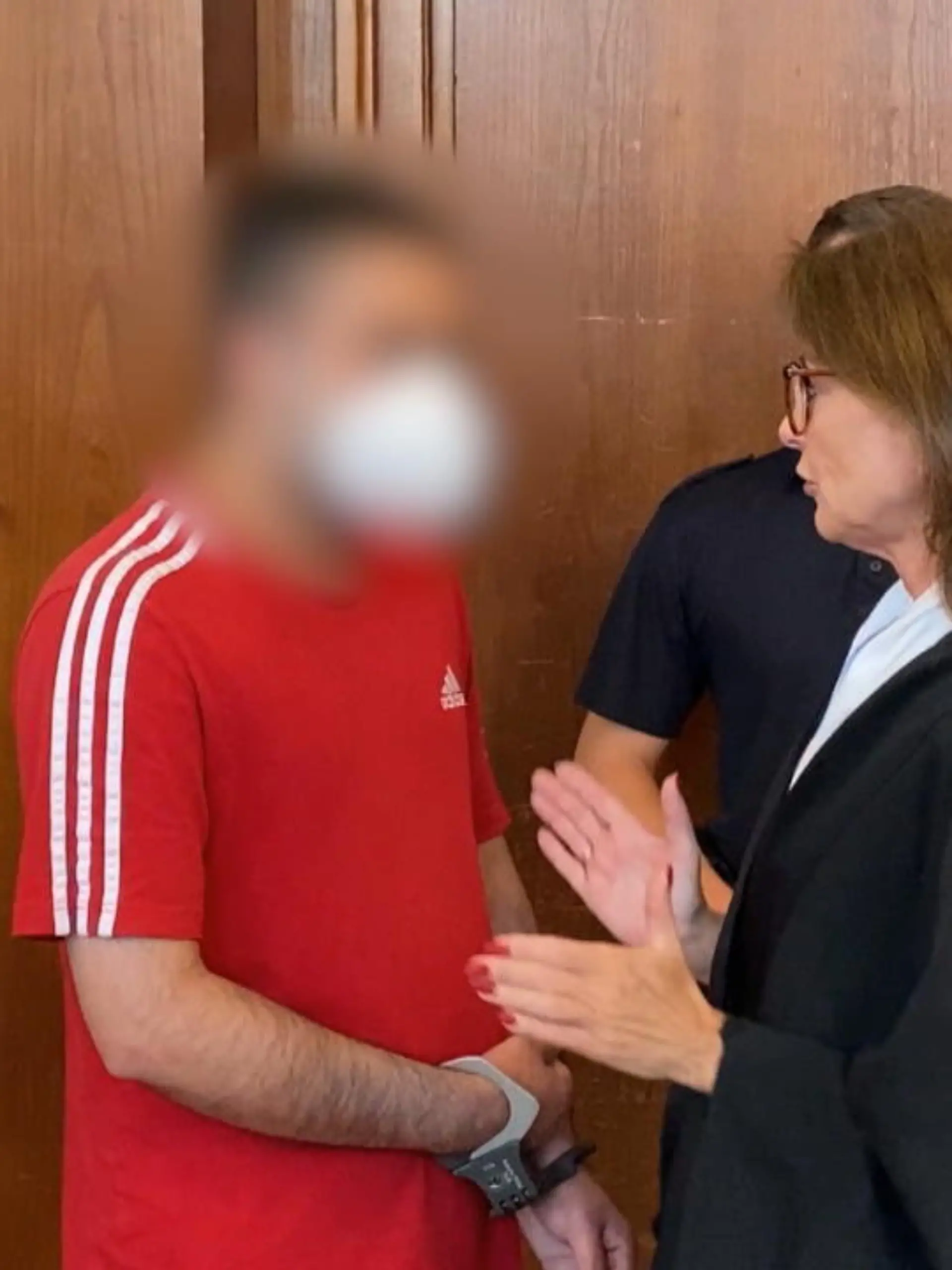 Seit heute steht ein 26-Jähriger vor dem Landgericht Dortmund. Der Mann soll auf mehrere Menschen mit einem Messer losgegangen sein. Vorwurf unter anderem: Zweifacher versuchter Mord. Der Mann muss wahrscheinlich nicht ins Gefängnis, sondern in eine geschlossene Psychiatrie, auf unbestimmte Zeit.