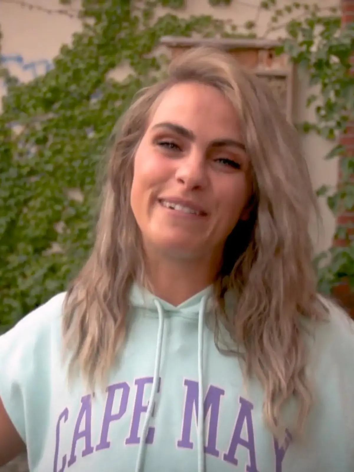 Bild zu: "Sarah Mangione stellt ihre Rolle Liz vor"