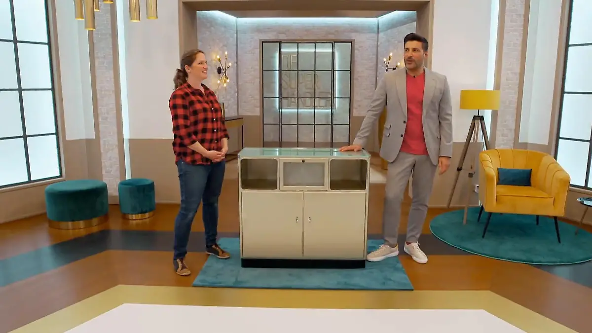Ein schöner Schrank in Metalloptik Ein antiker Arztschrank?