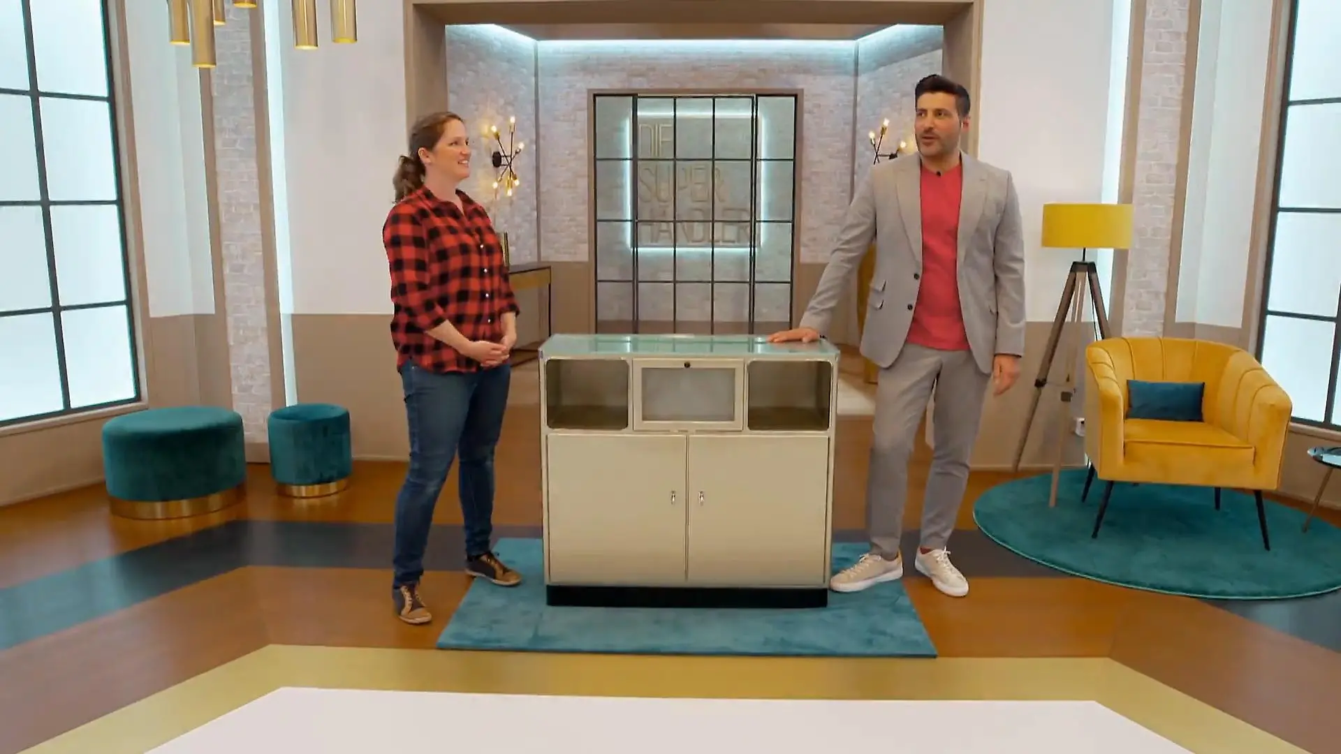 Ein schöner Schrank in Metalloptik Ein antiker Arztschrank?