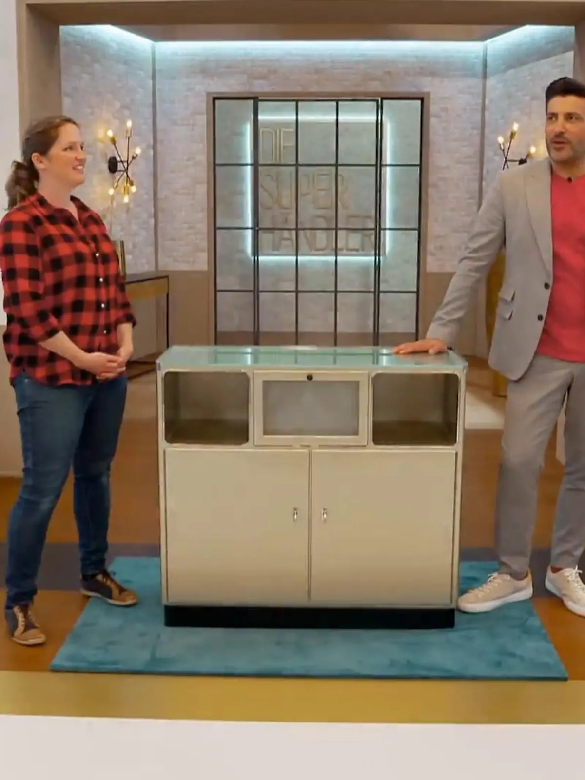 Bild zu: "Ein schöner Schrank in Metalloptik"