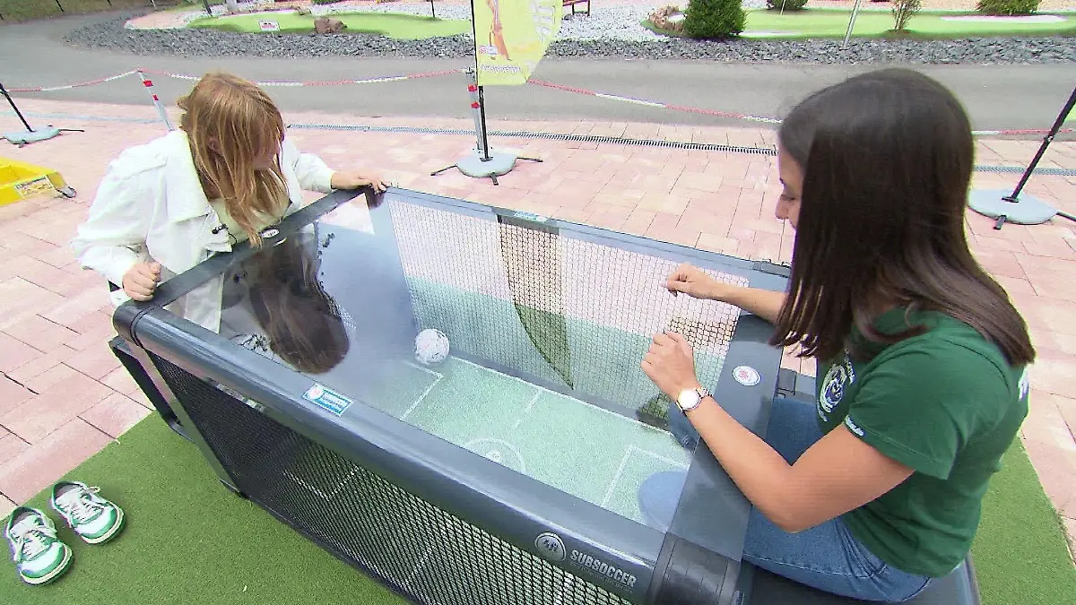 Nicht auf sondern unter dem Tisch ist bei Subsoccer fußballerisches Talent gefragt.