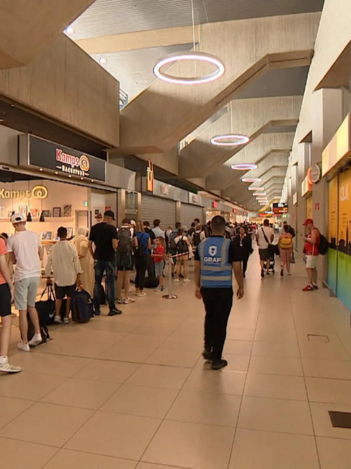 Noch immer sind die Schlangen vor den Sicherheitskontrollen lang, wie am Flughafen Köln/Bonn. Flüge werden annulliert und verschoben - Reisende sind angespannt und genervt.