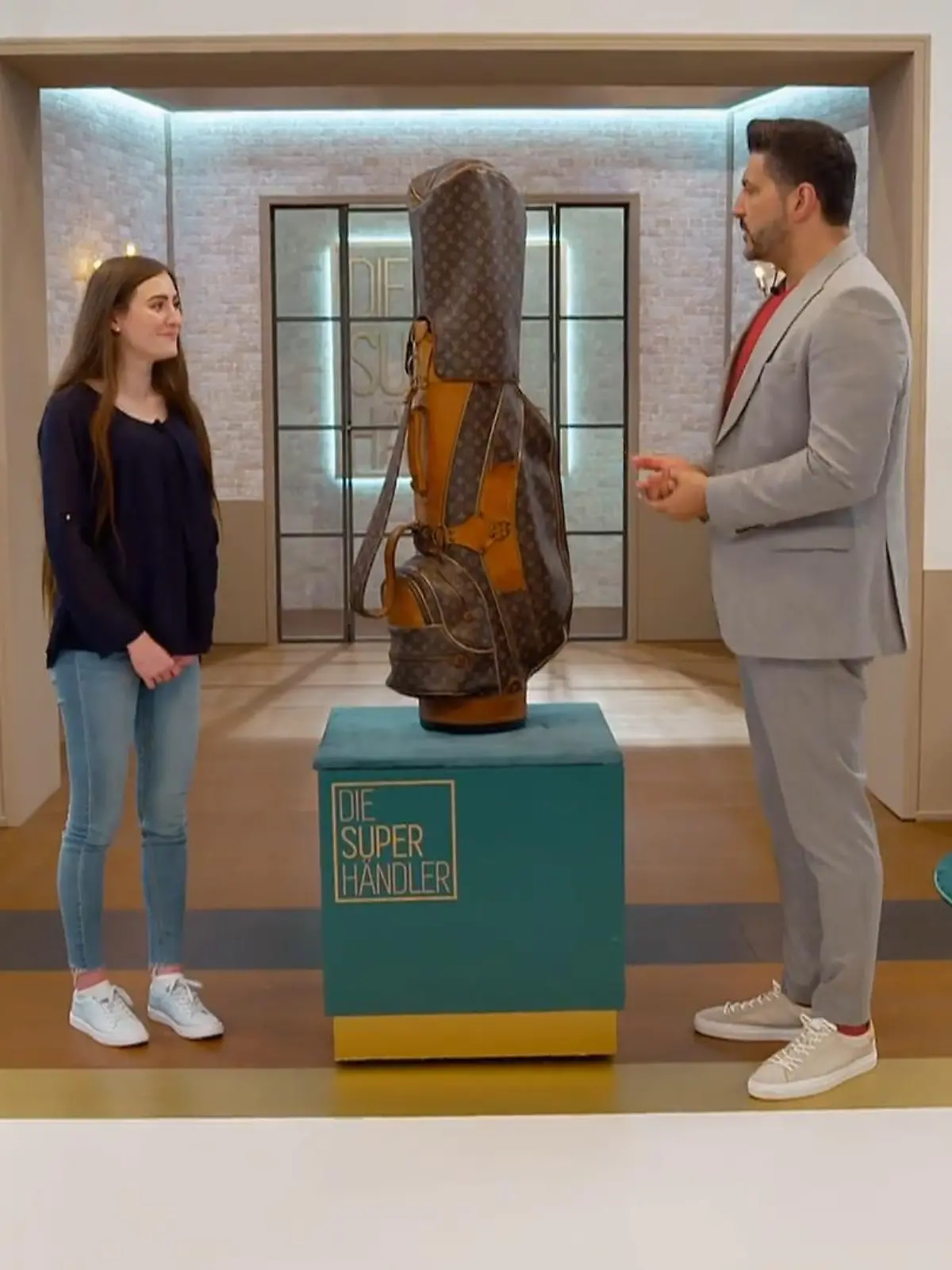 Bild zu: "Sabrina verkauft die Golftasche ihres Großvaters"