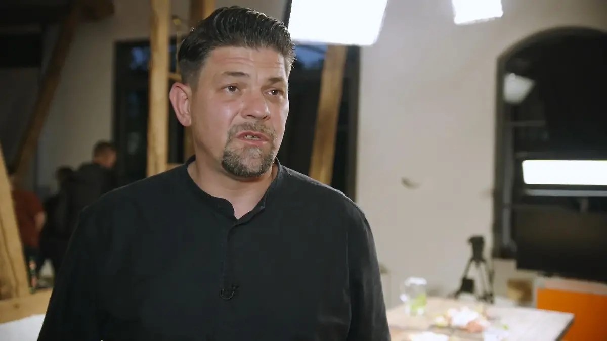 Hier kämpft Tim Mälzer mit den Tränen Beim "Kitchen Impossible"-Special