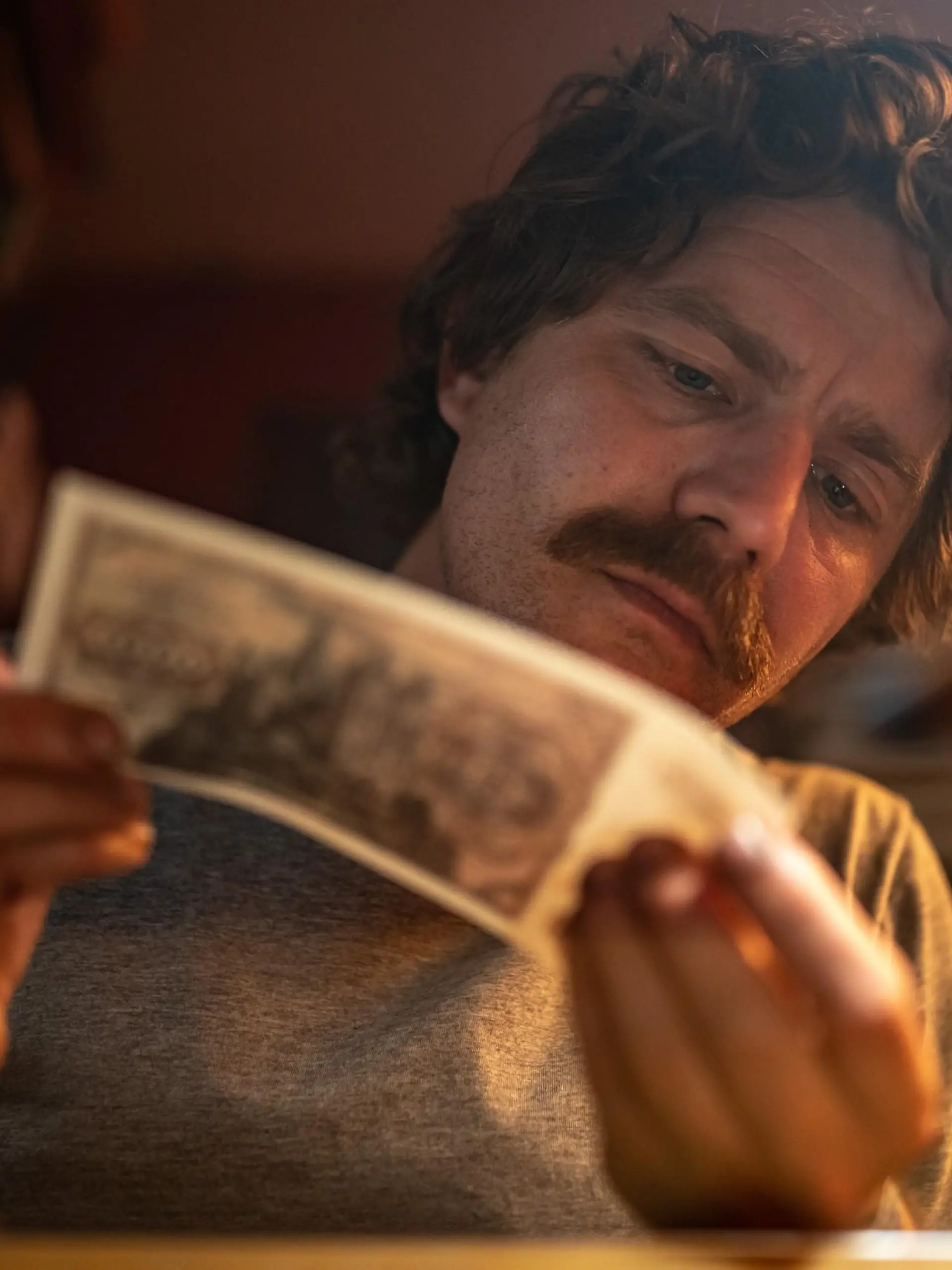 Arno (Friedrich Mücke) fälscht 1000 Mark Scheine.
Die Verwendung des sendungsbezogenen Materials ist nur mit dem Hinweis und Verlinkung auf RTL+ gestattet.