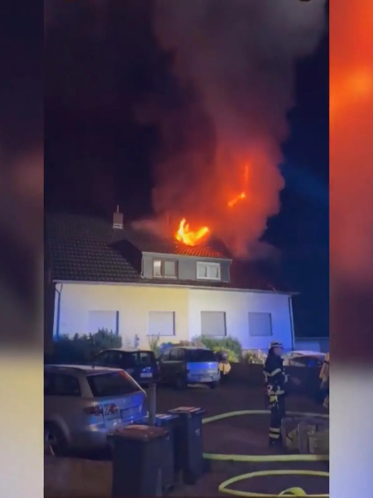 In Köln hat in der Nacht ein Haus gebrannt. Grund soll ein Kühlgerät sein, das plötzlich Feuer fing. Die Polizei geht von einem technischen Defekt aus und ermittelt.