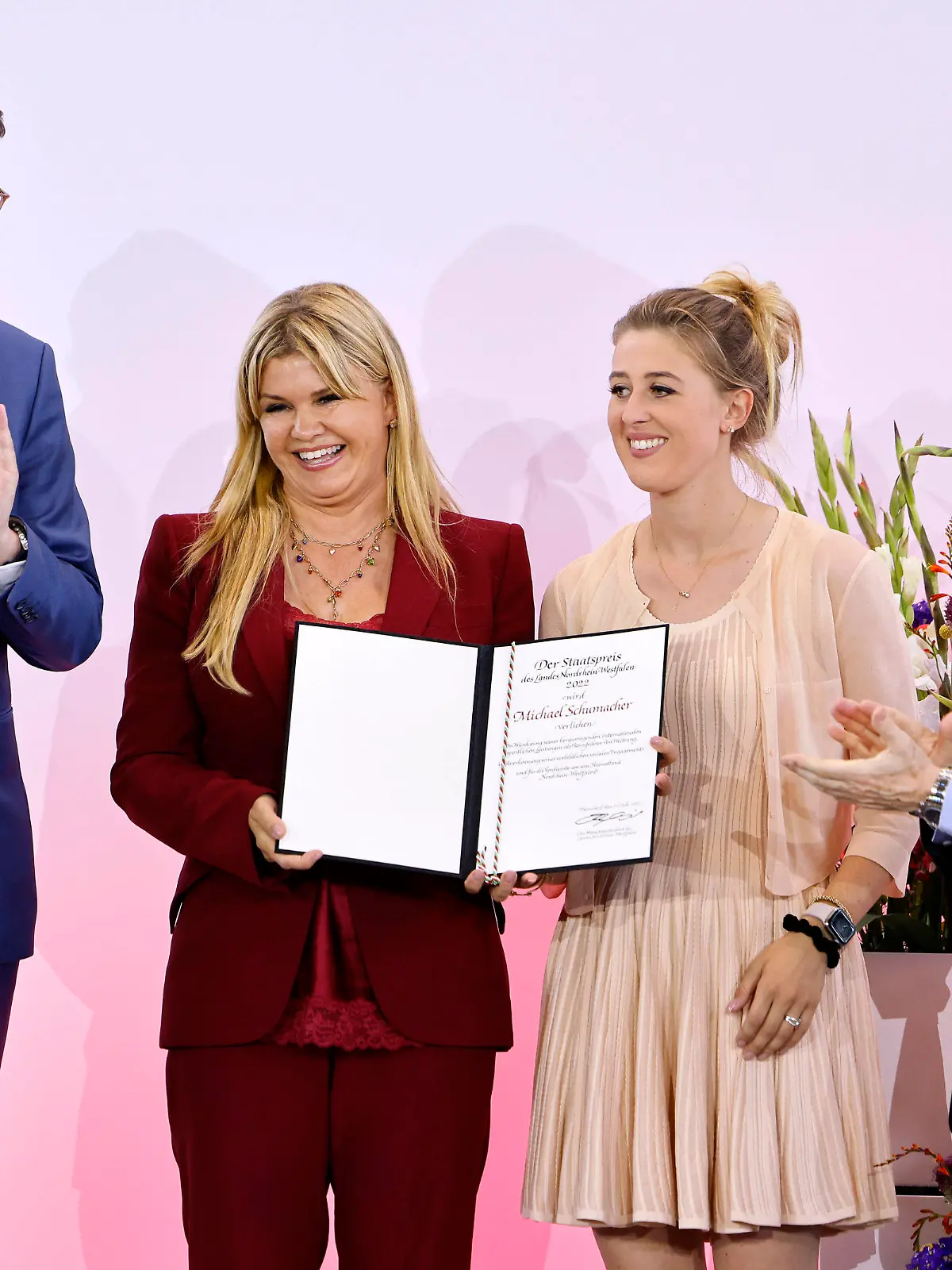 NRW-Ministerpräsident Hendrik Wüst, Corinna Schumacher, Ehefrau von Michael Schumacher, Tochter Gina-Maria Schumacher und Jean Todt, ehemaliger Rennfahrer, bei der Verleihung des Staatspreises des Landes Nordrhein-Westfalen an Michael Schumacher in der Motorworld Köln. Köln, 20.07.2022 NRW Deutschland *** NRW Minister President Hendrik Wüst, Corinna Schumacher, wife of Michael Schumacher, daughter Gina Maria Schumacher and Jean Todt, former racing driver, at the presentation of the State Prize of the State of North Rhine-Westphalia to Michael Schumacher at Motorworld Cologne Cologne, 20 07 2022 NRW Germany Copyright: xChristophxHardtx 
