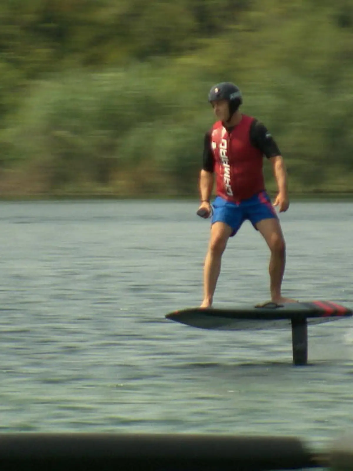 Es ist der neue Sporttrend im Sommer: e-Surfen! Profis schaffen es, fast einen Meter über der Wasseroberfläche zu schweben. Auch unsere RTL WEST-Reporterin Daria Semcov wagt den Schritt auf´s Brett und testet den neuesten Sommerspaß.