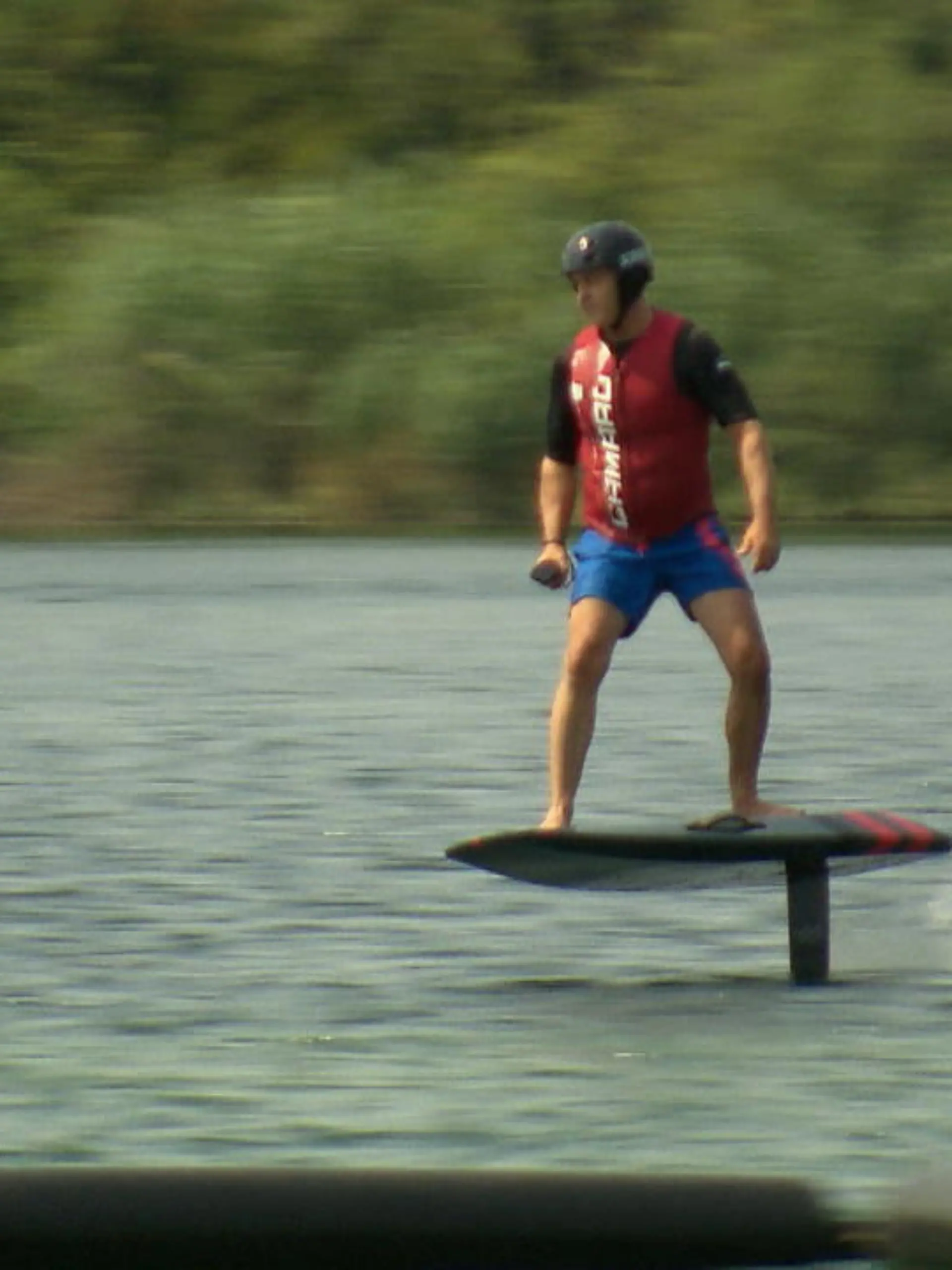 Es ist der neue Sporttrend im Sommer: e-Surfen! Profis schaffen es, fast einen Meter über der Wasseroberfläche zu schweben. Auch unsere RTL WEST-Reporterin Daria Semcov wagt den Schritt auf´s Brett und testet den neuesten Sommerspaß.