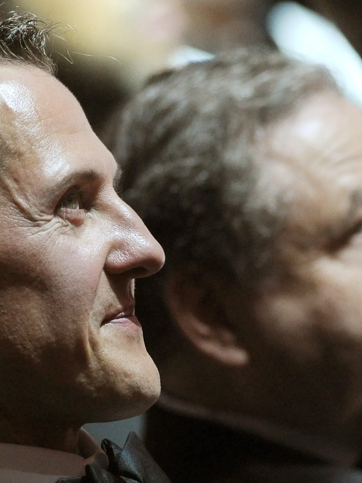 ARCHIV - 29.10.2010, Berlin: Der ehemalige Formel-1-Rennfahrer Michael Schumacher (l, Preisträger in der Kategorie Sport, und FIA-Präsident Jean Todt) bei der Veranstaltung "GQ Männer des Jahres" in der Komischen Oper. (zu dpa: Eine besondere Freundschaft: Laudator Todt und Michael Schumacher) Foto: Jens Kalaene/dpa-Zentralbild/dpa +++ dpa-Bildfunk +++