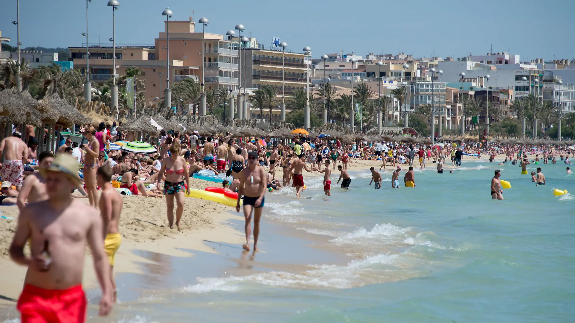 ARCHIV - Urlauber tummeln sich am 06.06.2013 am Strand von Arenal auf der Mittelmeerinsel Mallorca (Spanien) am Strand. Foto: Julian Stratenschulte/dpa (zu dpa «Studie: Mallorca-Urlauber immer unzufriedener» vom 24.08.2015) +++(c) dpa - Bildfunk+++