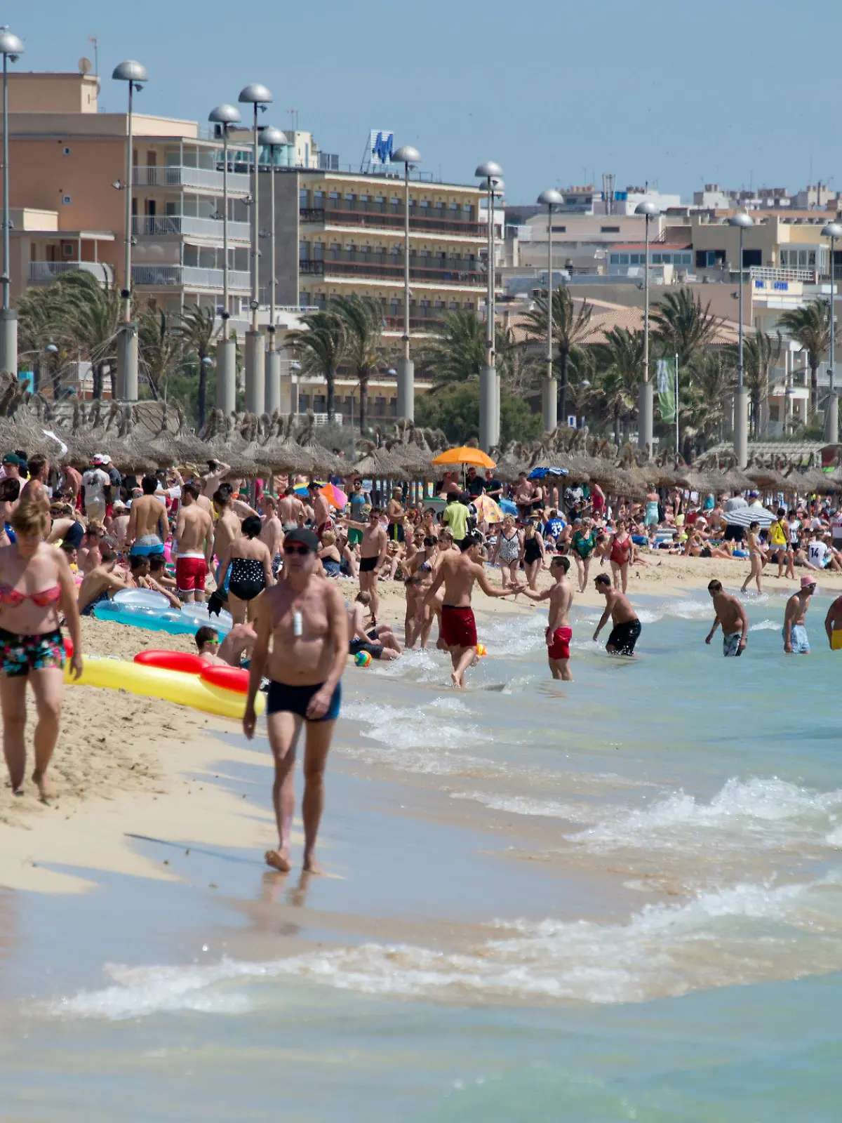 ARCHIV - Urlauber tummeln sich am 06.06.2013 am Strand von Arenal auf der Mittelmeerinsel Mallorca (Spanien) am Strand. Foto: Julian Stratenschulte/dpa (zu dpa «Studie: Mallorca-Urlauber immer unzufriedener» vom 24.08.2015) +++(c) dpa - Bildfunk+++