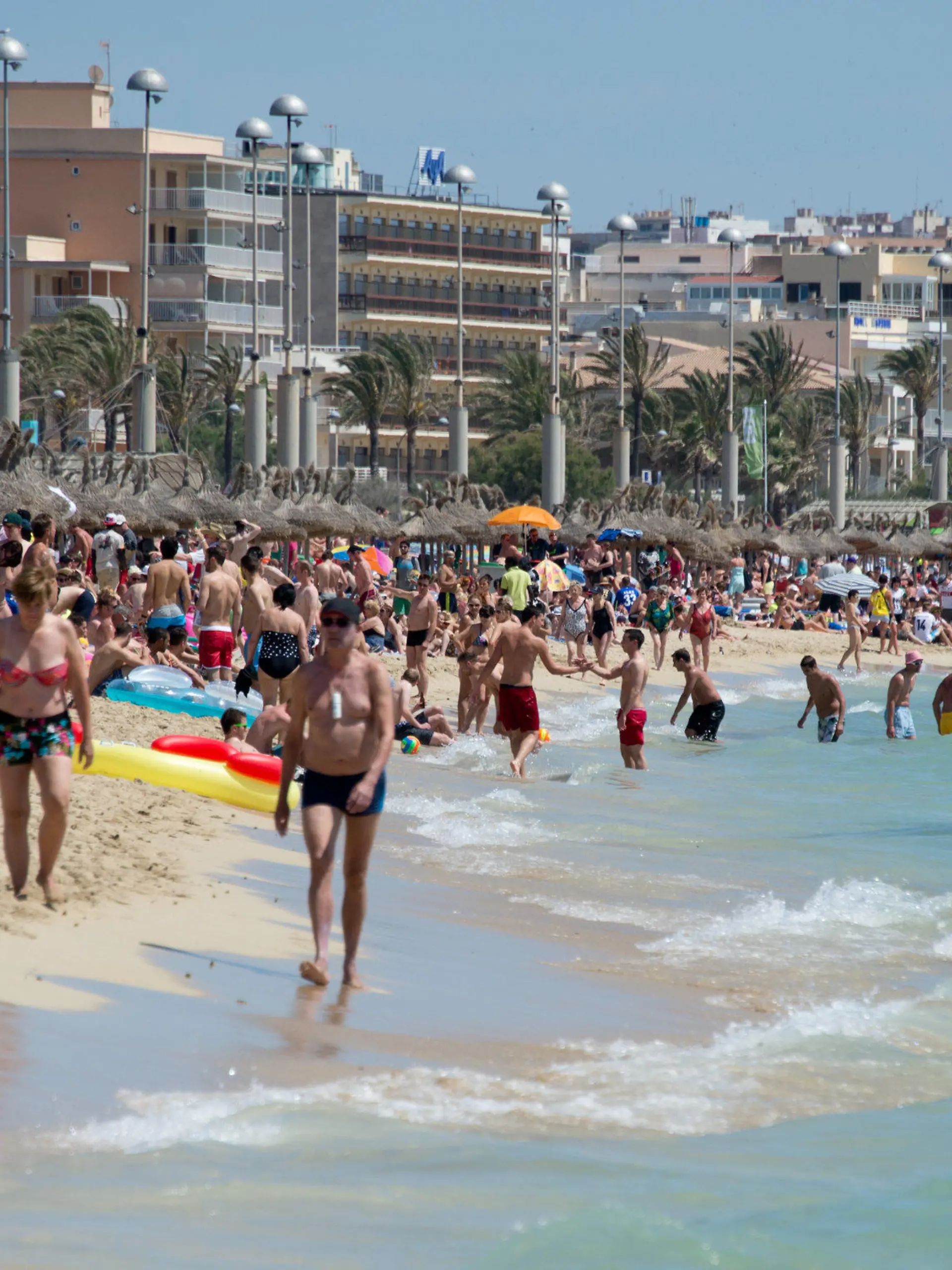ARCHIV - Urlauber tummeln sich am 06.06.2013 am Strand von Arenal auf der Mittelmeerinsel Mallorca (Spanien) am Strand. Foto: Julian Stratenschulte/dpa (zu dpa «Studie: Mallorca-Urlauber immer unzufriedener» vom 24.08.2015) +++(c) dpa - Bildfunk+++